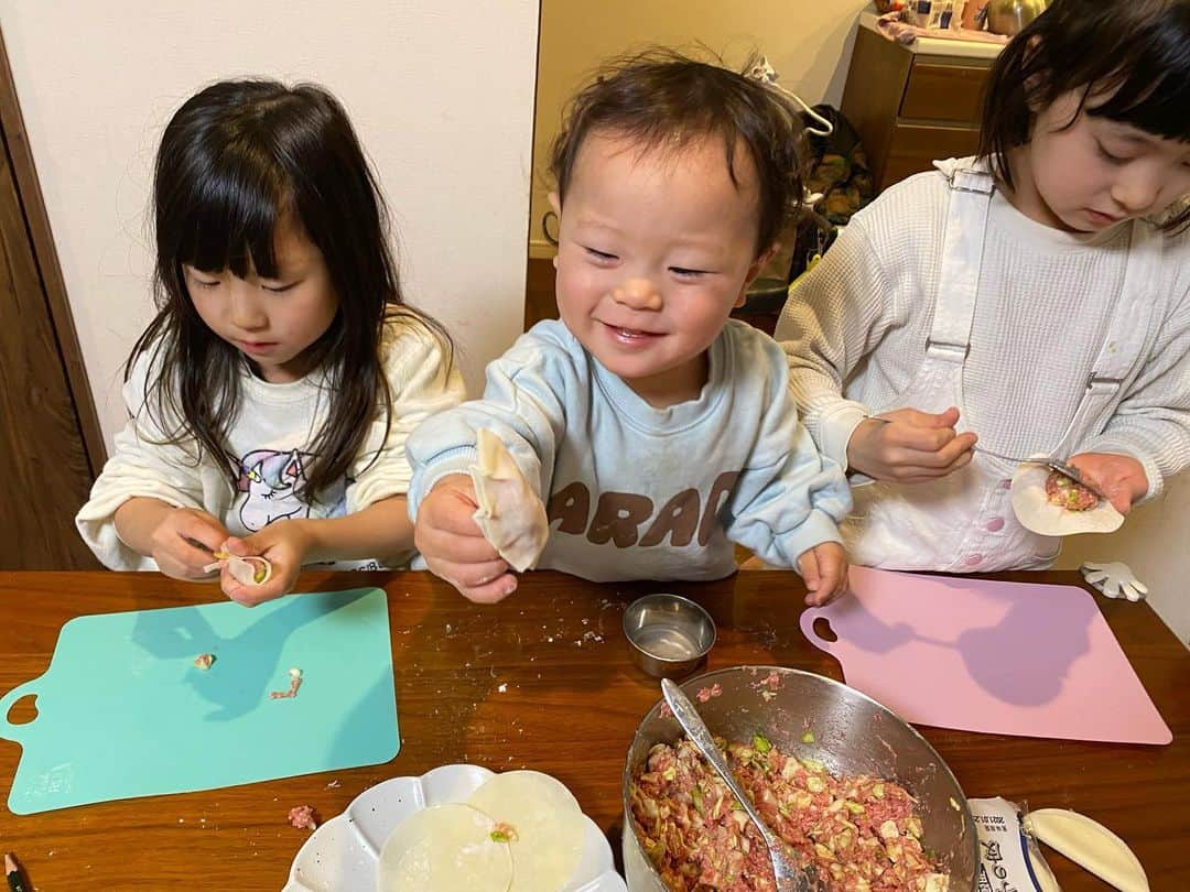 江原千鶴（エハラチヅル）さんのインスタグラム写真 - (江原千鶴（エハラチヅル）Instagram)「みうが朝ごはん作ってくれて、卵焼きに初挑戦‼️  大きなフライパンで難しかったと思うけど、上手でした👏  お料理が大好きで、レシピを見て色々作れる様になりました✨ 私も一人で料理するより楽しいし、本当に助かる〜😍  ふうちゃんとおとちゃんも、『何かやる事あるー？』と、出来ることをやってくれます💕  #エハラ4姉弟  #朝ごはん #10歳#8歳#5歳#2歳 #初めての卵焼き」1月17日 12時43分 - eharachizuru