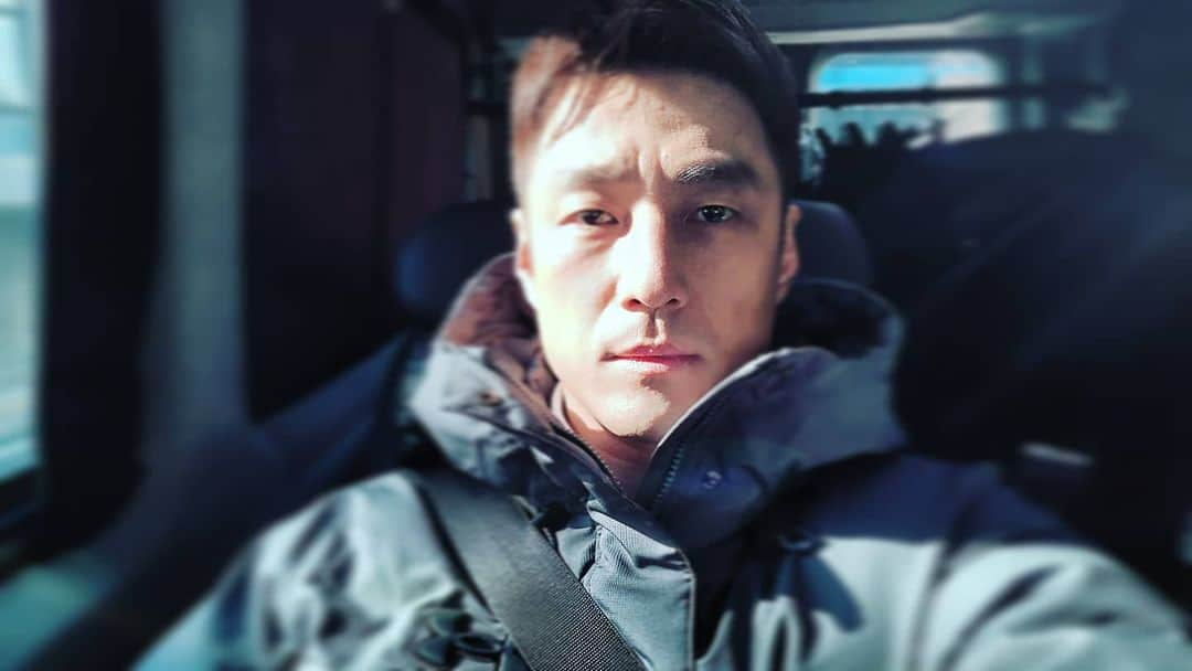 チ・ジニさんのインスタグラム写真 - (チ・ジニInstagram)「@ikkle_entertainment #언더커버🎥 #마지막출근길🚌 #춥다😰」1月17日 12時54分 - actor_jijinhee