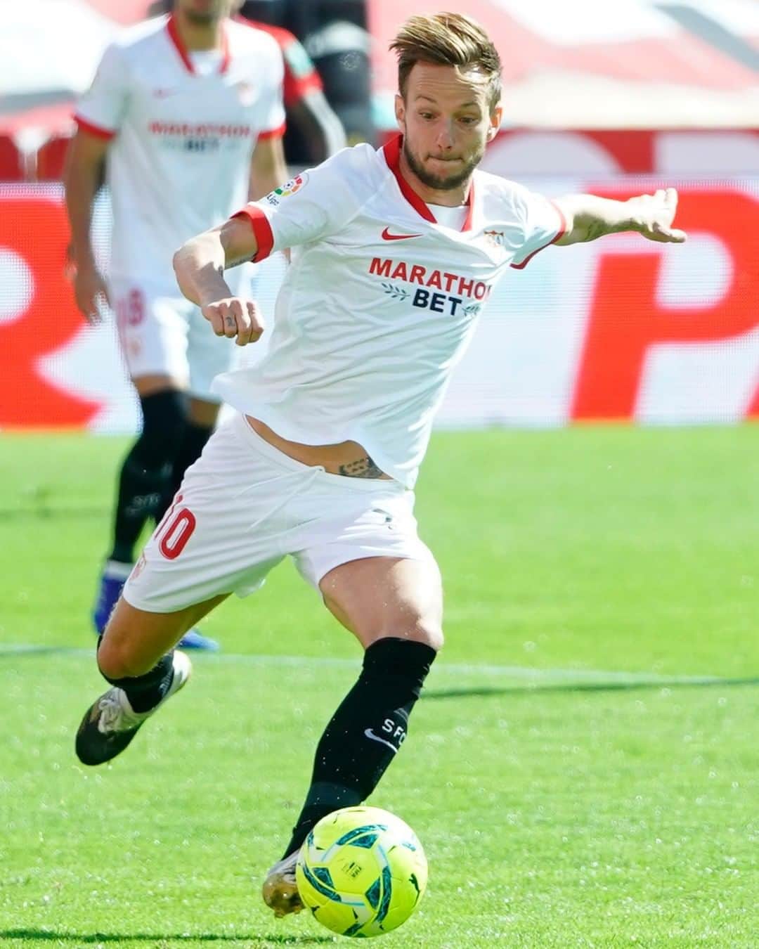 LFPさんのインスタグラム写真 - (LFPInstagram)「A POWERFUL shot! ❤️ 💥  ¡Un tiro PODEROSO! ❤️💥  #Rakitic #Sevilla #LaLiga #LaLigaSantander #Football #Goals #HayQueVivirla #YouHaveToLiveIt」1月17日 13時01分 - laliga