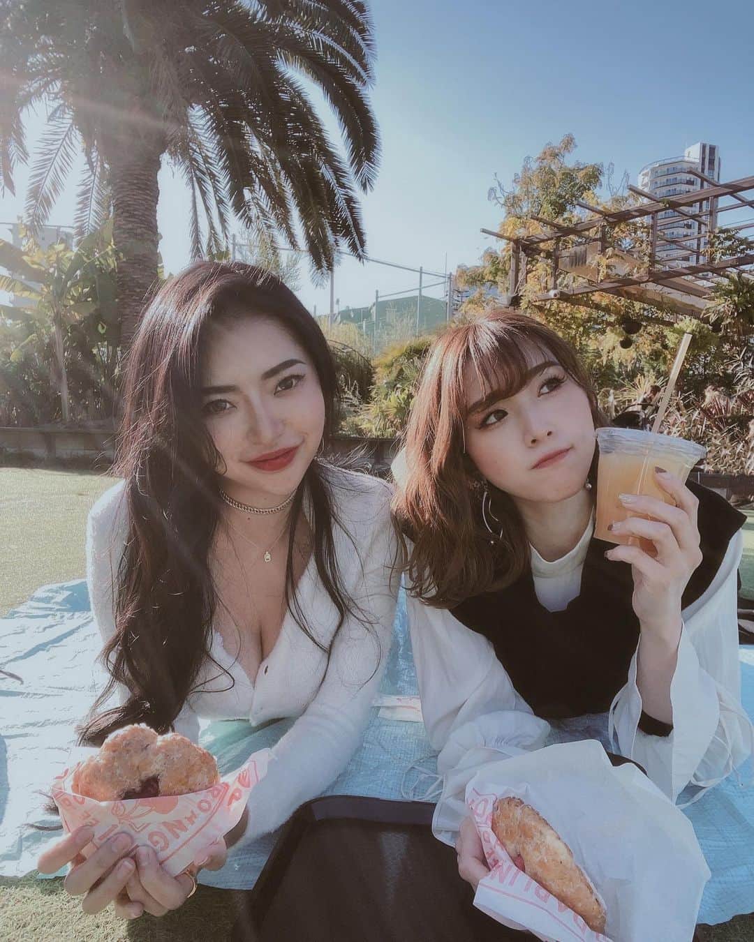 咲月美優のインスタグラム：「☽ . 📷 先月の #思い出pic  📍@littledarling_coffeeroasters  . . 店内もおしゃれ空間やけど、 天気がいい日は 緑に囲まれたテラスで日向ぼっこしながら、 ピクニック気分でcafeできる🌵☕️🥨 . 人気のスコーンが すごくおいしかった😋💓 . 近くにこんなcafeあったら めっちゃ通ってしまう🤭 まさに都会のオアシス🪴 . . #littledarlingcoffeeroasters  #cafe #cafestagram  #日向ぼっこ .」