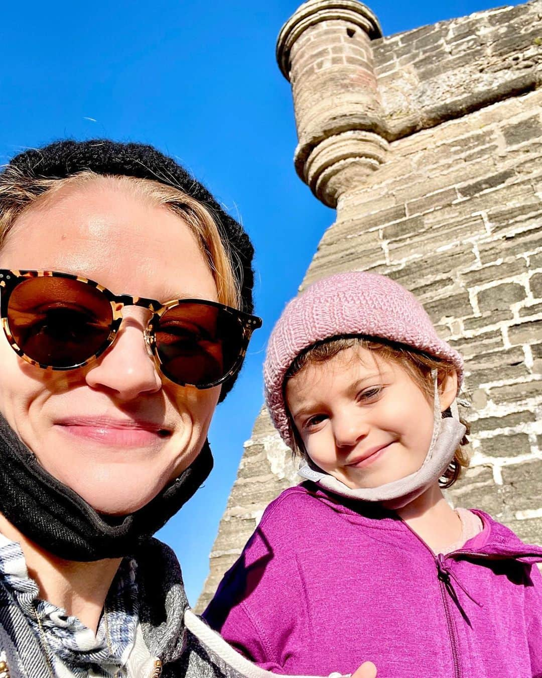 エミリー・デ・レイヴィンのインスタグラム：「Today’s adventure was to Castillo de San Marcos (Spanish for "St. Mark's Castle"). Such an incredibly preserved/maintained, & oh so pretty with its castle-like architecture, fort.  Vera was initially quite confused to as where the “rest of the castle” was 😂. Pretty beautiful day for the middle of Winter too may I add!  We noticed the stones it is made of looked like they were made of pieces of seashells, I just looked it up & yep! Super cool, read below!👇🏼   “The Castillo is a masonry star fort made of a stone called coquina (Spanish for "small shells"), which consists of ancient shells that have bonded together to form a sedimentary rock similar to limestone”  #welcometoflorida #rvlife #lifeontheroad #outdooradventures #mumlife #momlife #kidlife」