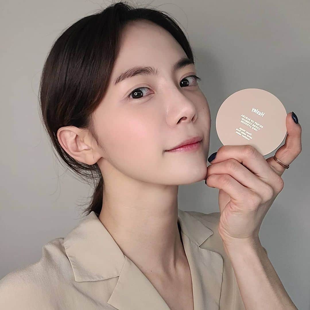 ユ・ハナのインスタグラム：「🌵헉슬리쿠션 스페셜프라이스 마지막날🌵  마지막날인 오늘은 #현대카드 5%할인 에다가 추가적립 10%까지 있는 날이에요!  세상에나🙊  지금 할인된 가격도 놀라운데  여기서 더 할인이라니👍  전  두가지 호수를 추천해드려요♡ 👉내 피부톤과 비슷한 컬러의  모이스트or 커버쿠션 하나와, 01호의 모이스트쿠션을 하나 더 겟해서  전체적으로는 내 피부톤의 쿠션을 바른 뒤, 모이스트쿠션01호로 눈밑, 티존,턱끝 등의 하이라이트 부분을 한번 더 바르는거죠🌟  🔶️촉촉 빛나며 입체감있는 얼굴까지 얻을 수 있는 저의 사용법이에요🔶️  두가지호수 선택하실 때, 컨실러포함된 옵션구성하나, 오일미스트포함된 옵션구성하나  이렇게 고르심  🌸결점없는 완벽 피부표현🌸의 끝판왕이 되실거에요👏👏👏  글로벌브랜드 헉슬리의 베스트 아이템 '오운 애티튜드 모이스트&커버쿠션'을 현대몰과 함께 콜라보로 진행된 4일간의  마.지.막.날 🎶  반값의 가까운 놀라운가격 + 사은품 + 랜덤깜짝선물+카드혜택 + 추가적립혜택 까지 ✔   오늘밤 자정 마감할게요🌸  🌵현대몰×프롬하나 초특가혜택은 오늘자정마감💛   🌵더 상세한 제품정보는 프롬하나오피셜계정💛 👉@fromhana111   🌵제품관련문의는 카카오톡 ID   👉'프롬하나cs' 친구추가하시고 채팅창에💛   🌵구매는 👉상단 프로필란에 파란색 긴~링크주소 클릭✔」