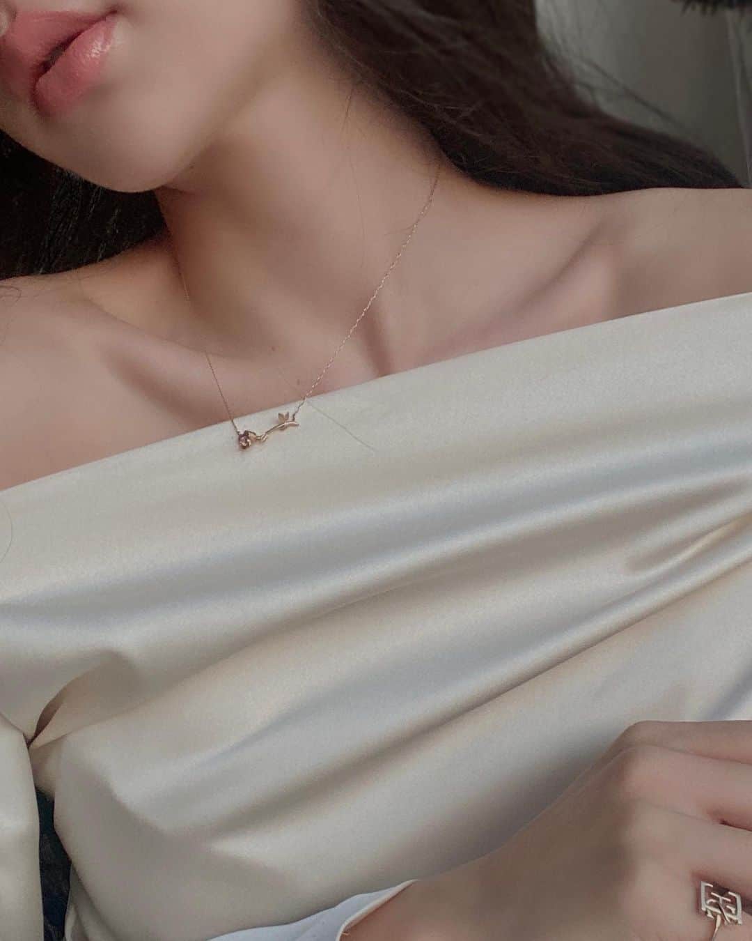 梯真奈美さんのインスタグラム写真 - (梯真奈美Instagram)「華奢なネックレスに小ぶりなピアス。  ゴールドアクセは女性らしさを 引き立ててくれるからすき✨  10kアクセサリーの新作、 ２月にたくさんご用意してますよ🌹  #10k #ネックレス #ピアス #eimy #eimyistoire」1月17日 13時12分 - official_manami