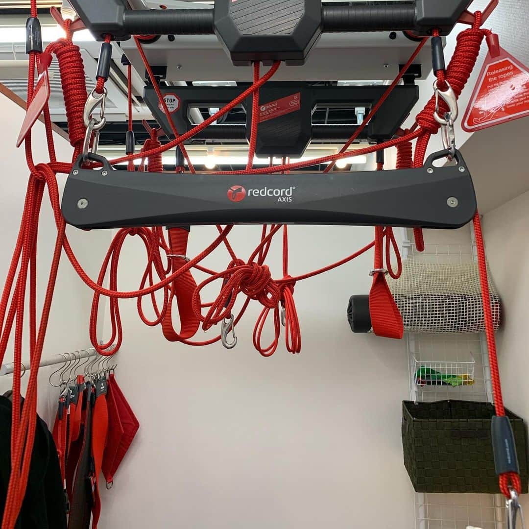 夏木マリさんのインスタグラム写真 - (夏木マリInstagram)「#redcord  #training #maintenance #MICHIBIKI #ebisu   この紐に吊るされての トレーニングでございます！」1月17日 13時13分 - mari_natsuki
