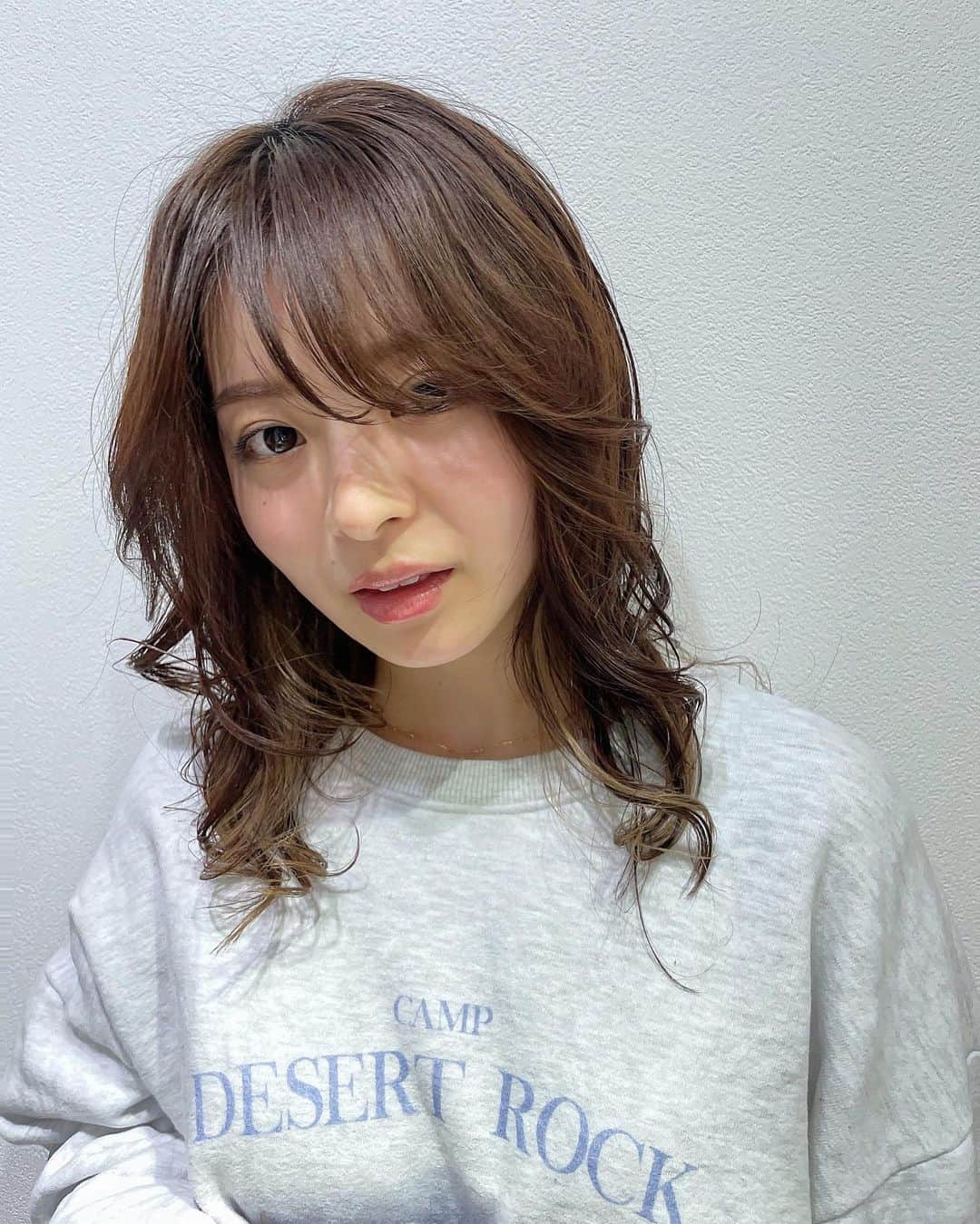 のインスタグラム：「年明け初のトリートメント。 あさひさんありがとうございます😊 2枚目がいたんだ髪の毛 3枚目がやった後。  何もケアできてなくて まとまらなくなって。 駆け込んだ。  #akamee  #トリートメント #アカトリ　#艶髪　#美髪」