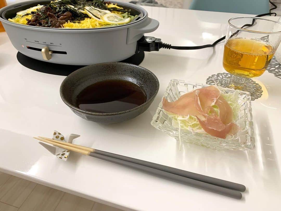 FABIAさんのインスタグラム写真 - (FABIAInstagram)「@yuppii_ismさん、ご紹介ありがとうございます♪  #repost @yuppii_ism   ᵕ̈*  昨日は久しぶりに瓦そばを作りました🍽✨ BRUNOのオーバルホットプレートがちょうどいい～🎵←3人前やけど🐖 ホットプレートは楽天roomに載せてます❣️→ @yuppii_ism  新しくお迎えした箸も可愛くって🤗 この箸、デザインが好みでずっと気になってたんだけど 想像通りの可愛いさでした～💓 マットな質感が好き😍  しかも先がめっちゃ細いから掴みやすいし、持ちやすいんです☺️💕 カラーも4色あってどれも可愛いよ～🥰  @northmall_com 様よりいただきました🙈✨  ----------------------------------------- \　ノースモールオープン記念大感謝祭！！ / ①新規会員登録で送料無料！ ②お買い物した方全員に30%相当のポイント還元！ お得なキャンペーンの詳細は公式アカウントのプロフィールでチェック♪  【NEWS】 ふたつのフォトコンテスト開催中♪ 1.本格的なおしゃれな包丁が当たる！”手料理フォトコンテスト” 2.かわいいペットがフォトブックに！？”ペットフォトコンテスト” くわしくは投稿をチェック！ -----------------------------------------  https://www.northmall.com/  #ノースモールサイト  #ノースモール#northmall #ノルタク #インテリア #シンプルインテリア  #インテリアショップ  #暮らしの道具  #暮らしを楽しむ #丁寧な暮らし #上質な暮らし  #雑貨 #インテリア雑貨 #生活雑貨  #お洒落雑貨  #北欧インテリア #箸#カトラリーのような箸 #天然竹製 #stiik #和食にも洋食にも」1月17日 13時22分 - northmall_com