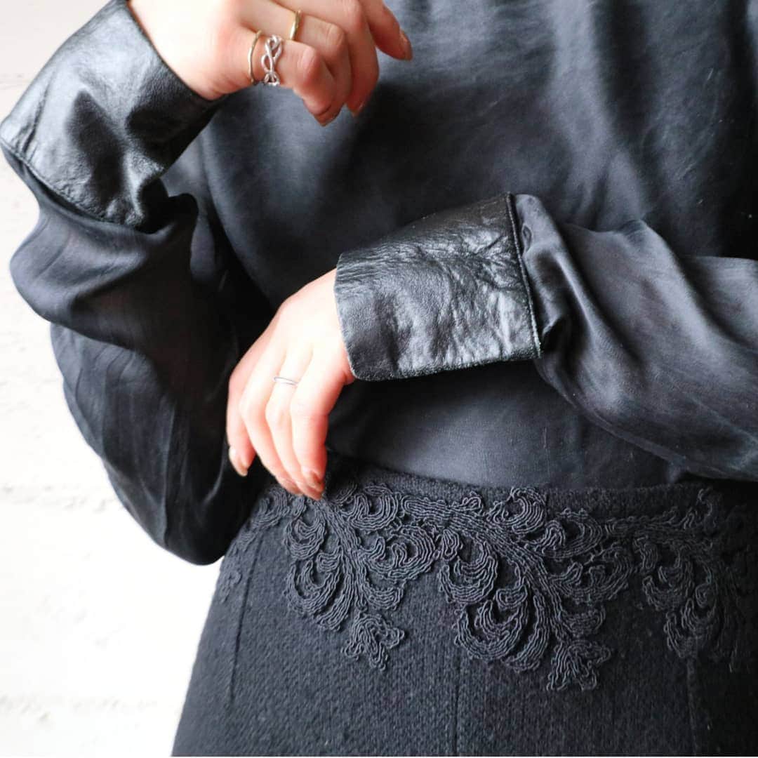 吉祥寺 古着屋 Orfeoのインスタグラム：「. Embroidery Waist Wool Wide Pants . 1970's USA Vintage  #orfeo #kichijoji #tokyo #vintage #used #fashion #coordinate #outfit . . .  お問い合わせはインスタグラムのプロフィール掲載のメールアドレスにお願いいたします。コメント、DMでのお問い合わせは受け付けておりませんのでご了承ください。 ONLINE SHOPの商品も店頭にてご購入頂けます。気になる商品がございましたらスタッフにお声掛けください。 . 新型コロナウィルス感染症予防対策を徹底して営業しております。 ご来店の際はマスク着用、手指消毒にご協力ください。」