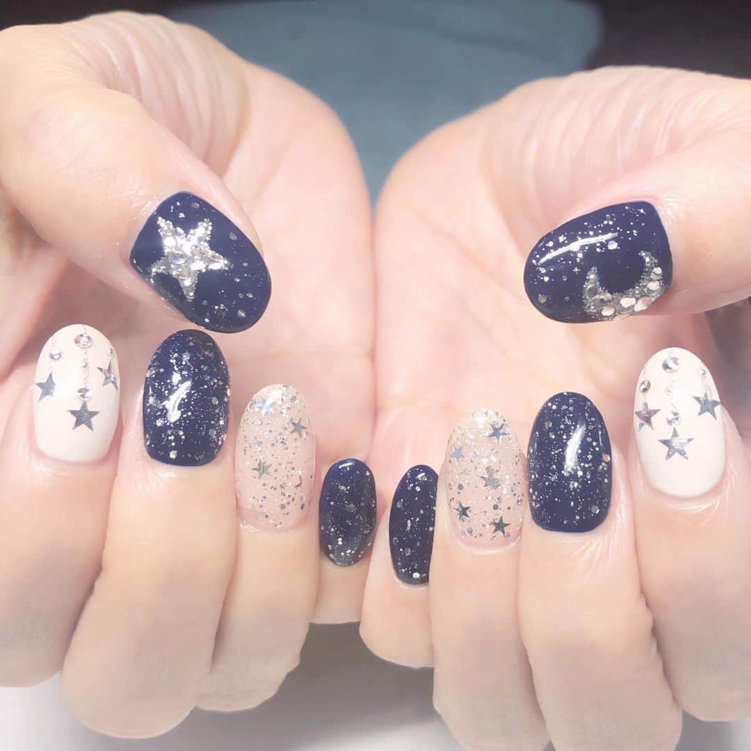 西原さおりのインスタグラム：「こんにちは西原さおりです！ ・ わたしネイビー（カラー）が大好きで、同時に⭐️や🌙にも目がないので、ネイルも年に数回はこんな感じになります。 ・ ネイビーは宇宙カラーでもありますよね？ キラキラ✨がとにかく合う✨ と、ひとりご満悦だす😂 ・ #nails #nailart  ・ ・ 2枚目は昨日のおやつ。 昨日はあったかかったですね〜 すっかり春気分でセブンのイチゴデザートをいただきました。 モチモチ甘酸っぱ好きにはオススメです☺️ ・ #セブンスイーツ  ・ ・ #voiceover #japanesevoiceover @saolisample #ナレーター #声優 #西原さおり」