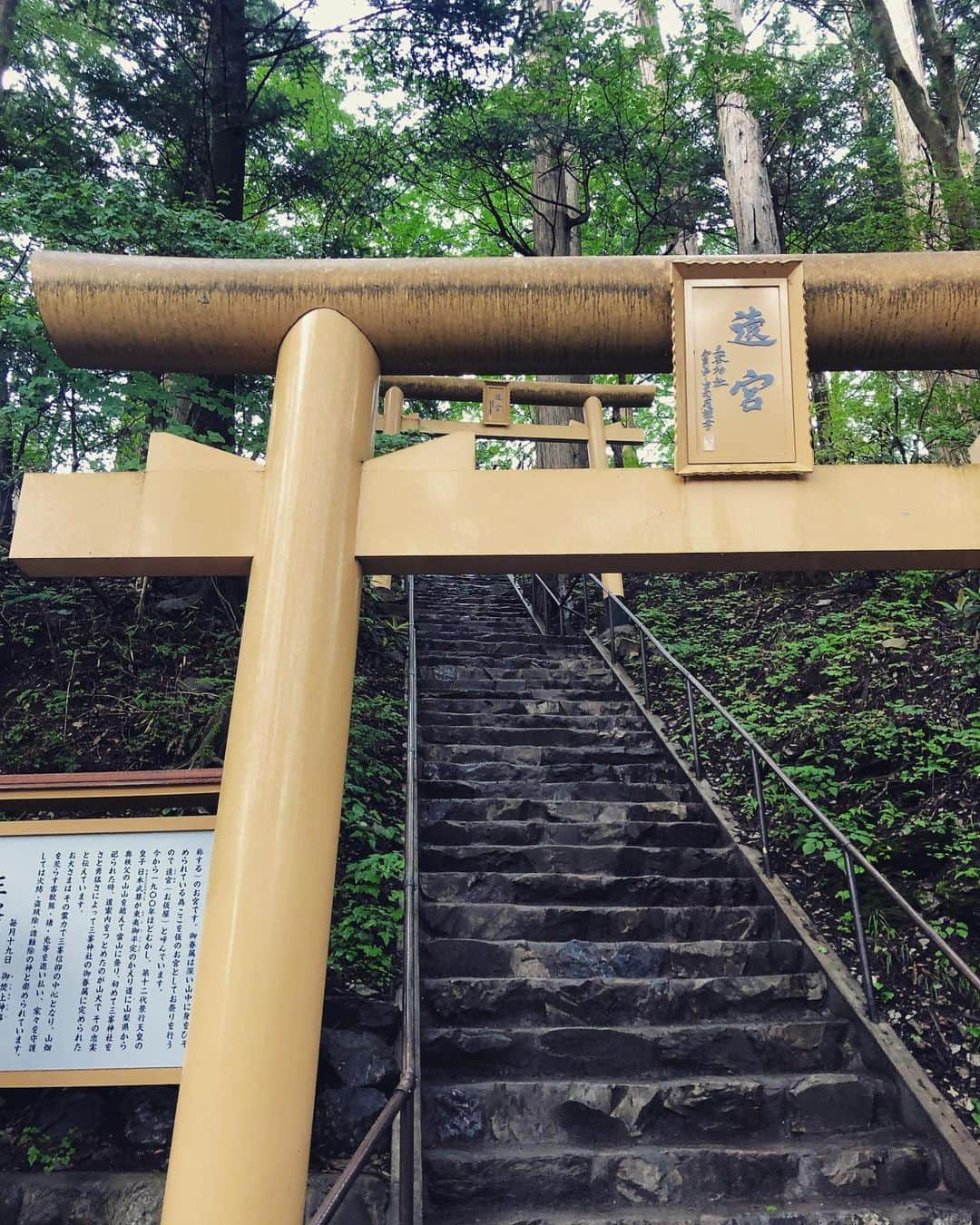 SHOCK EYEさんのインスタグラム写真 - (SHOCK EYEInstagram)「いつかの三峯神社⛩  もし、参拝しにいくことがあれば、奥宮と並んで、是非立ち寄って欲しい場所がここ、遠宮。 お仮屋とも呼ばれていて、地元の方がパワーが1番凄いと教えてくれたんだ✨ もののけ姫の狼の神様のモデルになったと言われている御眷属が祀られていて、、とても厳かな雰囲気だったよ。  #神社 #三峯神社」1月17日 13時32分 - shockeye_official