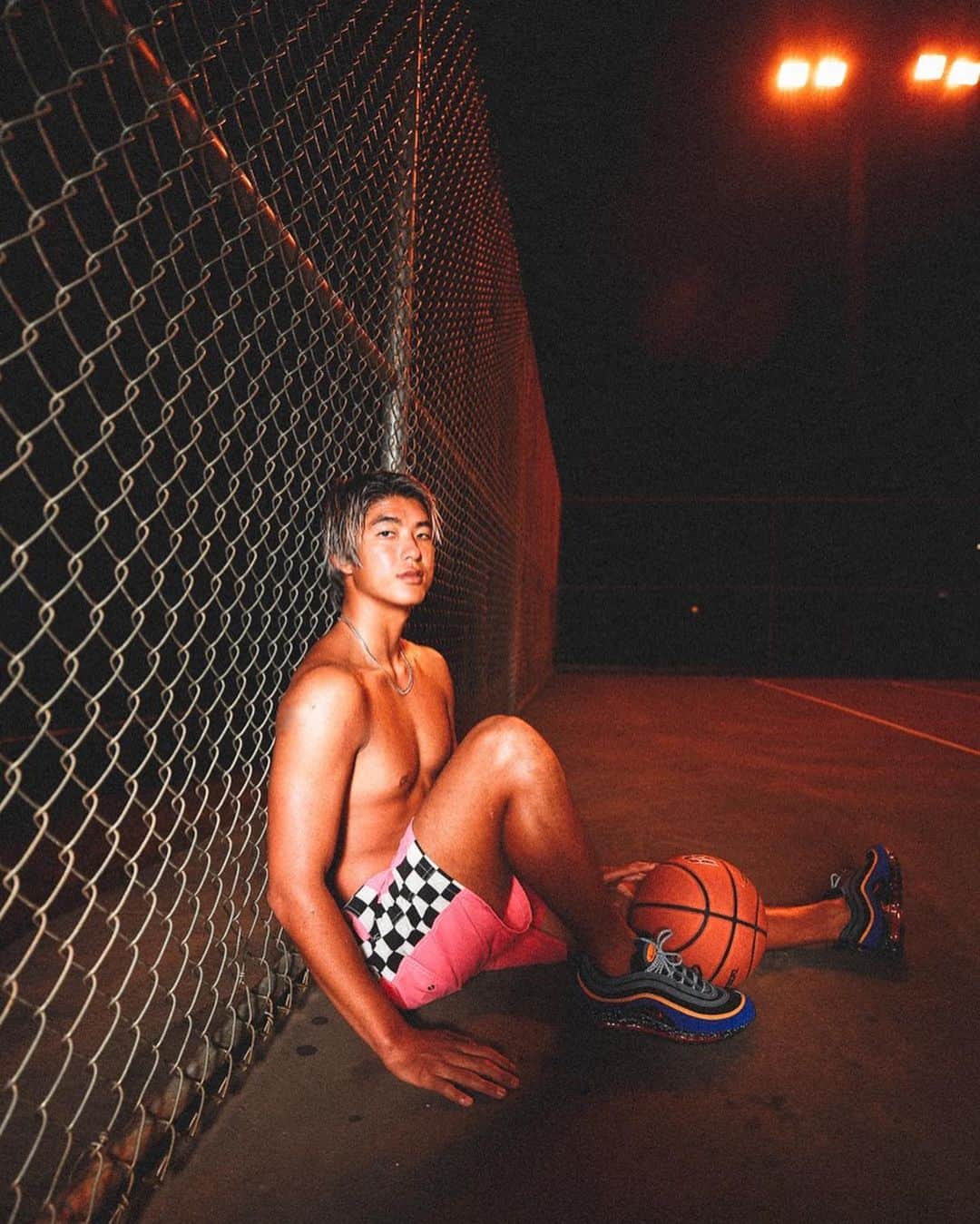 五十嵐カノアのインスタグラム：「Surf during the day then ball up after dark ☄️ @quiksilver」