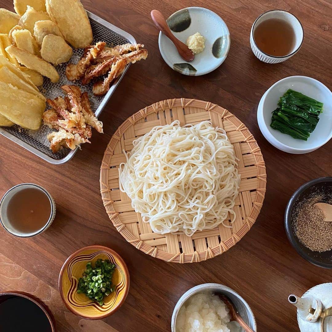 のインスタグラム：「今日は天ぷら揚げて、稲庭うどんでお昼ご飯。  #稲庭うどん #最近のマイブーム #自宅で天ぷら揚げて #乾麺茹でる #それだけで #御馳走になります。 #ほうれん草は #朝茹でたものの残り #今日のお昼ご飯  天ぷらは色々試したけど、ちくわ天と芋天で満足できると気づいたのでこの2種類だけ。 タンパク質を沢山取りたい時は、たまにささみ天ぷらも追加します。」