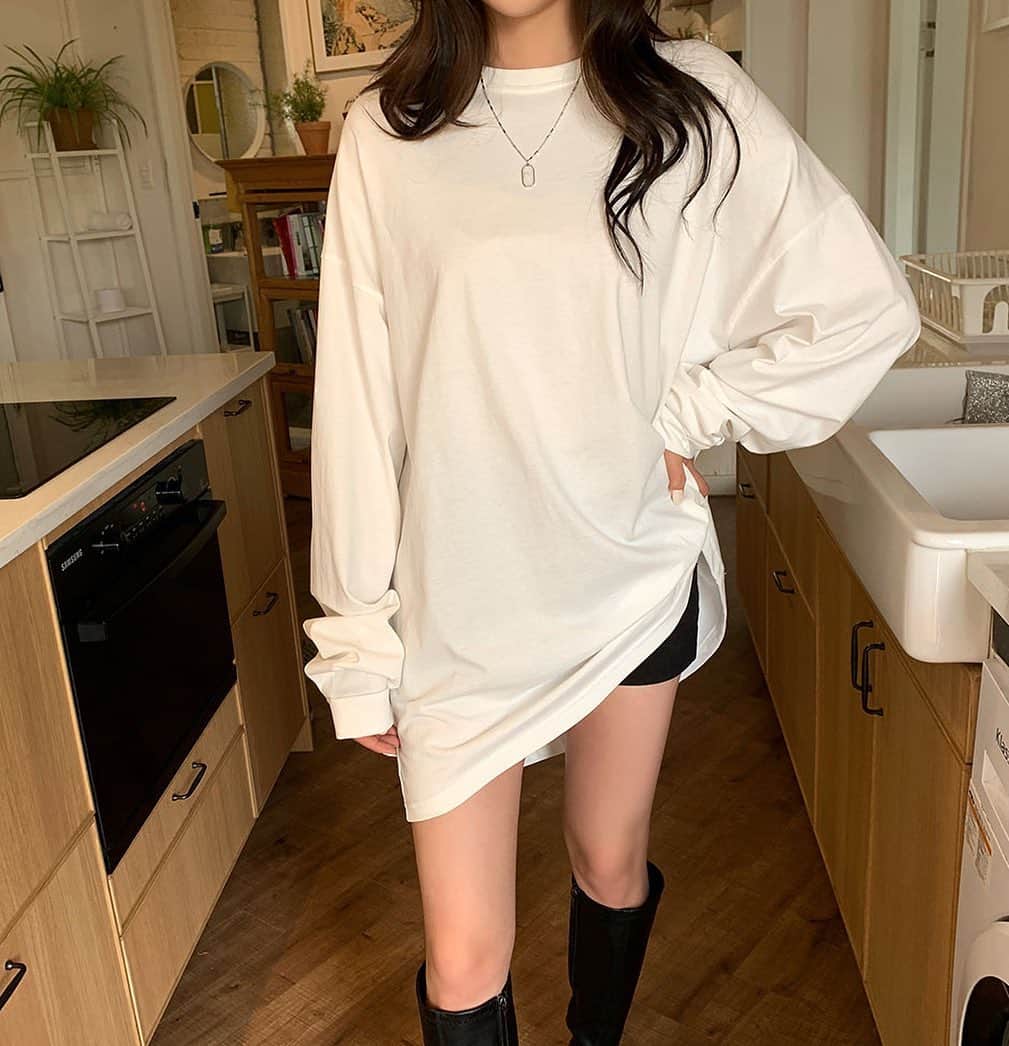 Chuuのインスタグラム：「레이어드하기 좋으며 단독으로도  착용할 수 있는 기본 티셔츠를 소개해드릴게요 :)  박시한 핏으로 어디든 무난하게 매치하기 좋은 티셔츠로 추천드려욥 화이트, 네온, 오렌지,그레이, 블랙 5color❣️ #chuu #chuuseoul」