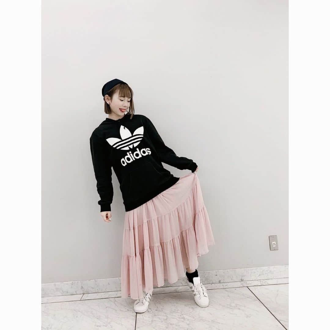 松本慈子さんのインスタグラム写真 - (松本慈子Instagram)「* 昨日の私服... みんな大好きパーカー着ました👶🏻🐾🖤  #パーカーコーデ #パーカー女子 #ロングスカート #ニット帽 #ニットコーデ #スニーカー #adidas #adidasshoes #parker」1月17日 13時36分 - chikako_1119