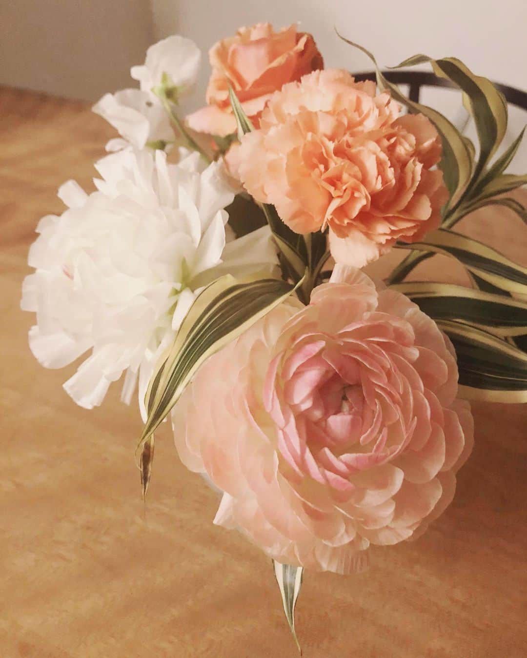 牧山純子のインスタグラム：「大好きなお花と静かな時間  #阪神淡路大震災　#26年　#祈り」
