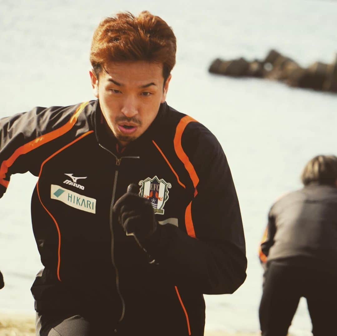 愛媛FCさんのインスタグラム写真 - (愛媛FCInstagram)「DAY4🍊🍊🍊🍊  ハードな砂浜トレーニング🏖🏃🏽‍♂️  #ehimefc  #愛媛FC #アオアシ #首元からちょこっと」1月17日 13時45分 - ehimefc12