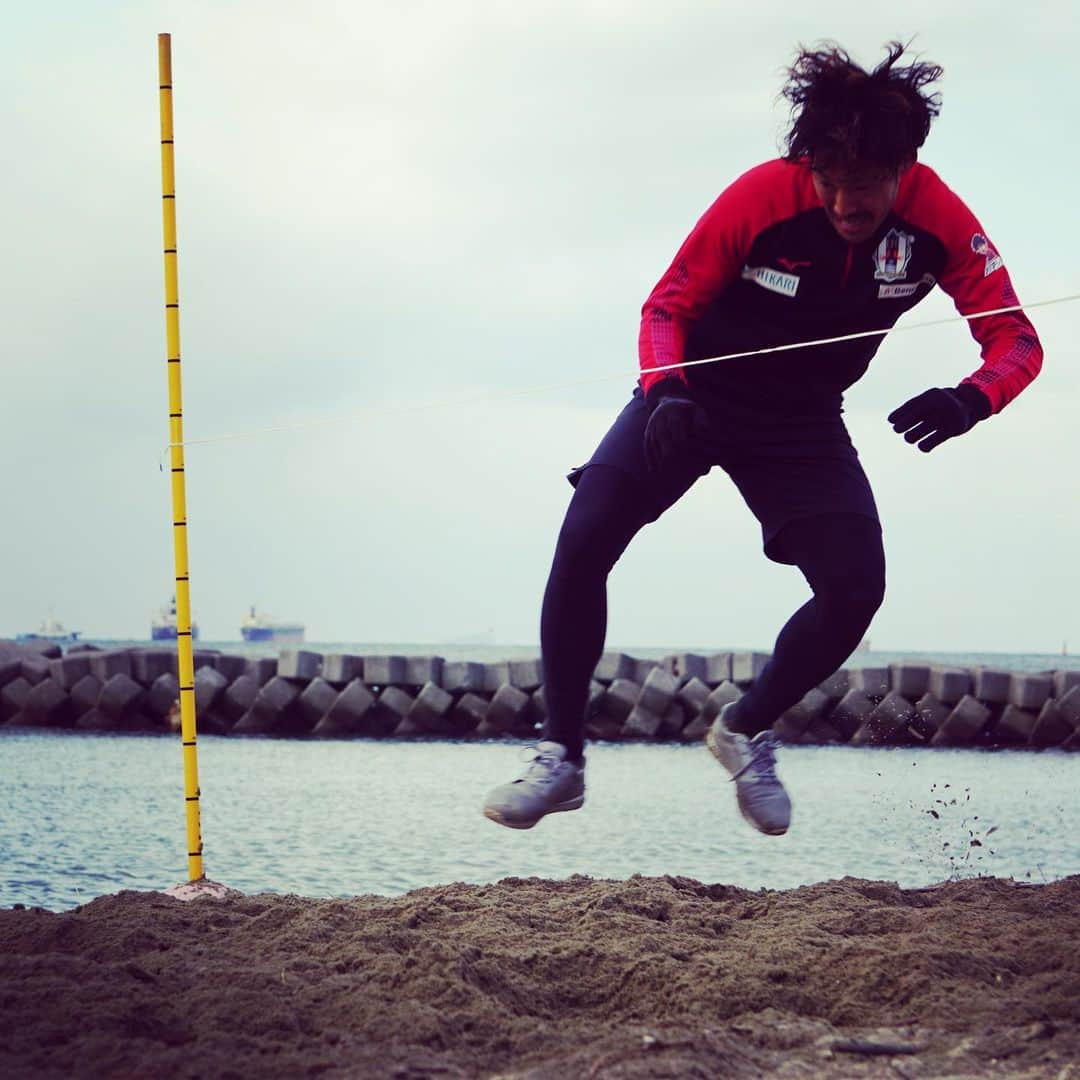 愛媛FCさんのインスタグラム写真 - (愛媛FCInstagram)「DAY4🍊🍊🍊🍊  ハードな砂浜トレーニング🏖🏃🏽‍♂️  #ehimefc  #愛媛FC #アオアシ #首元からちょこっと」1月17日 13時45分 - ehimefc12