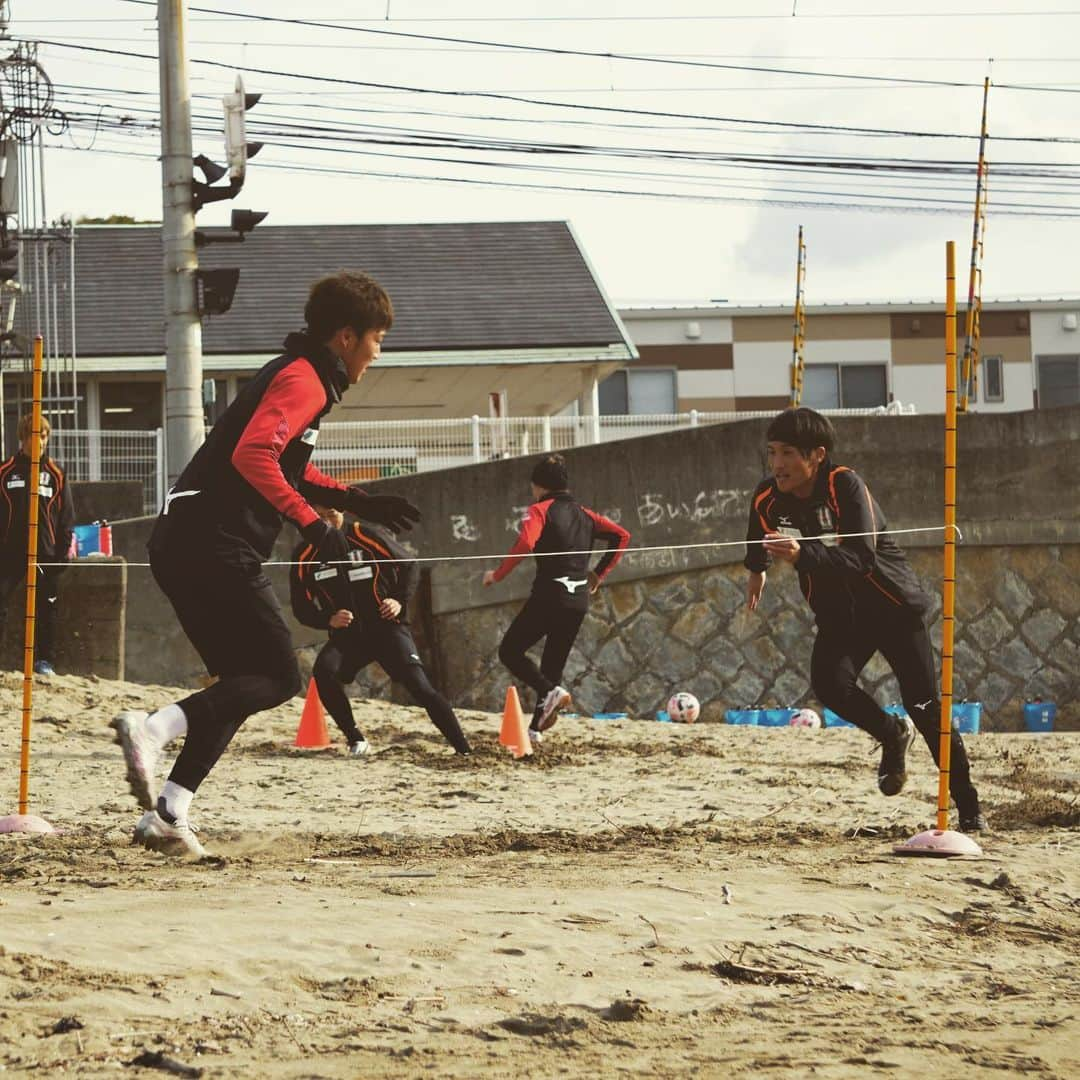 愛媛FCさんのインスタグラム写真 - (愛媛FCInstagram)「DAY4🍊🍊🍊🍊  ハードな砂浜トレーニング🏖🏃🏽‍♂️  #ehimefc  #愛媛FC #アオアシ #首元からちょこっと」1月17日 13時45分 - ehimefc12