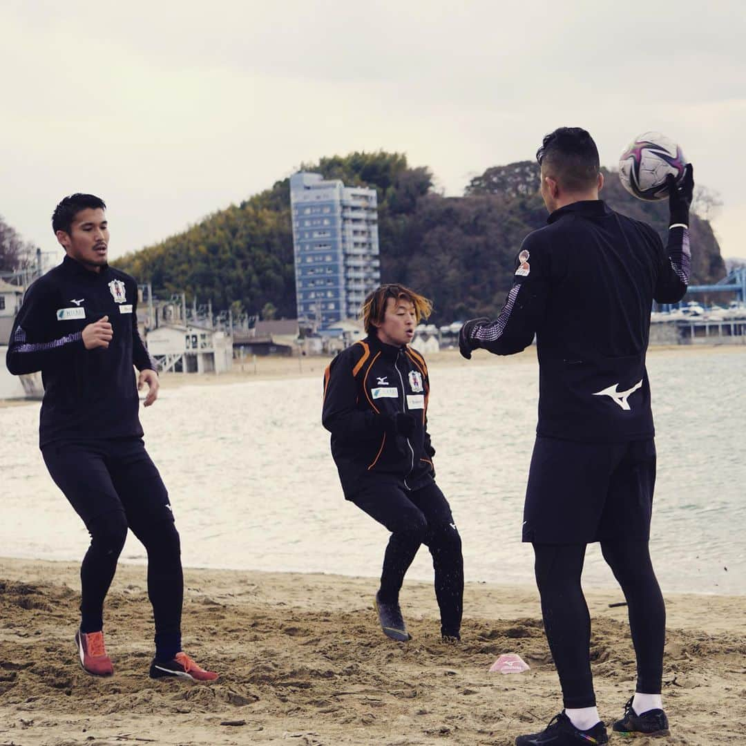 愛媛FCさんのインスタグラム写真 - (愛媛FCInstagram)「DAY4🍊🍊🍊🍊  ハードな砂浜トレーニング🏖🏃🏽‍♂️  #ehimefc  #愛媛FC #アオアシ #首元からちょこっと」1月17日 13時45分 - ehimefc12