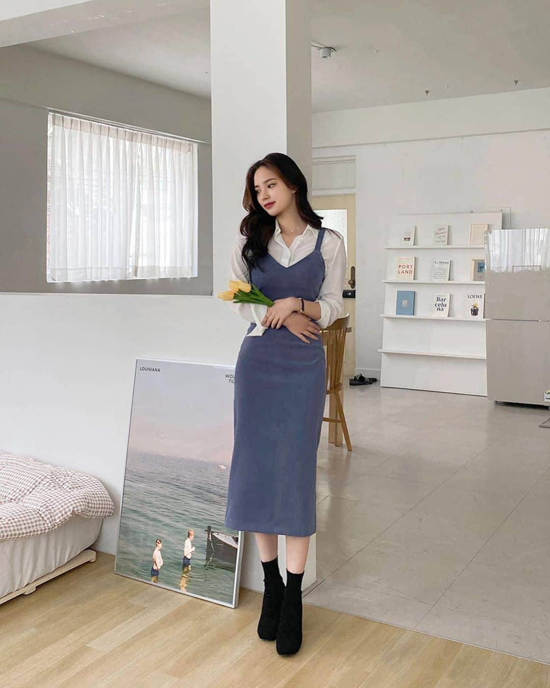 Chuuのインスタグラム：「탄탄한 소재의 무드 있는  뷔스티에 롱 원피스를 소개해드릴게요 :)  뷔스티에 디자인으로 분위기 있게 착용할 수 있는 롱 원피스에요👗 안감이 없지만 도톰한 소재로  비침 없이 착용할 수 있는 아이템입니다  컬러는 베이지, 딥블루, 블랙 3color❣️ #chuu #chuuseoul」