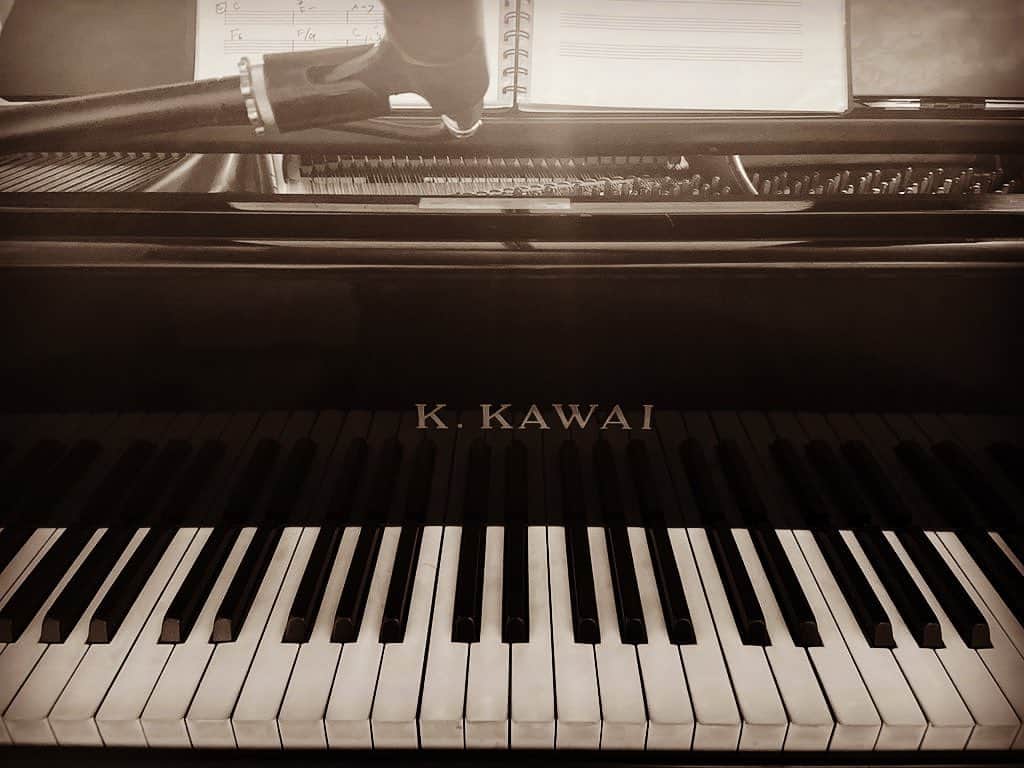 のインスタグラム：「リハーサル🎤 ピアノは、カワイの初号機🎹 国内生産では一番古いらしい🧐  🗓2021年1月17日（日）19:00スタート  チケット2,500円(税込)〜+手数料     Zaikoにて販売中📣 https://streaming.zaiko.io/_item/335164　　　　  出演: 松本英子(Vo.)長谷川久美子(Pf.)　  ※アーカイブ期間は無料で３日間。プラス600円で１４日間に延長可能✨✨✨」
