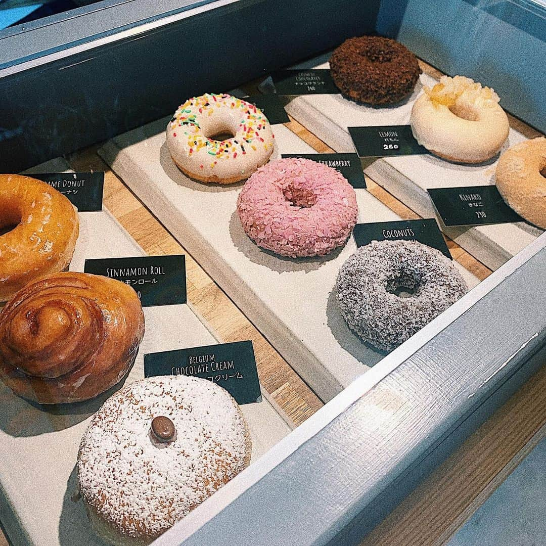 井上志帆子さんのインスタグラム写真 - (井上志帆子Instagram)「🍩 平尾にあるTSUBAME DONUTでドーナツとバナナシェイクを持ち帰りました 美味しかった〜 揚げる油は米油で、生地には大豆を使ってるらしい！ 朝2つペロリといけましたw イートインもあったよん 平尾をうろちょろしたの5年ぶりくらいなんやけど 気になるお店たくさんあった！！ #tsubamedonut #ツバメドーナツ#平尾カフェ #バナナシェイク#福岡テイクアウト情報」1月17日 14時07分 - shiriko0316