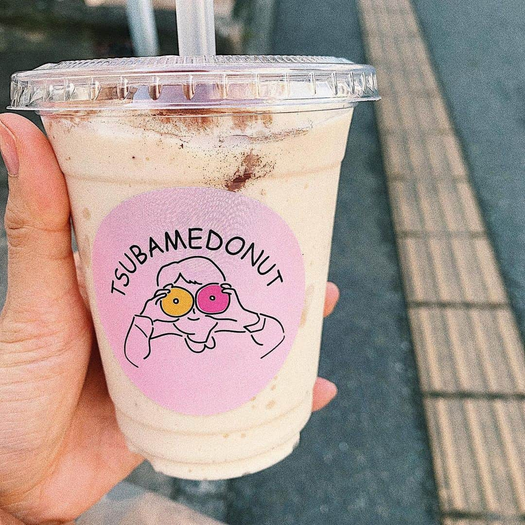 井上志帆子さんのインスタグラム写真 - (井上志帆子Instagram)「🍩 平尾にあるTSUBAME DONUTでドーナツとバナナシェイクを持ち帰りました 美味しかった〜 揚げる油は米油で、生地には大豆を使ってるらしい！ 朝2つペロリといけましたw イートインもあったよん 平尾をうろちょろしたの5年ぶりくらいなんやけど 気になるお店たくさんあった！！ #tsubamedonut #ツバメドーナツ#平尾カフェ #バナナシェイク#福岡テイクアウト情報」1月17日 14時07分 - shiriko0316