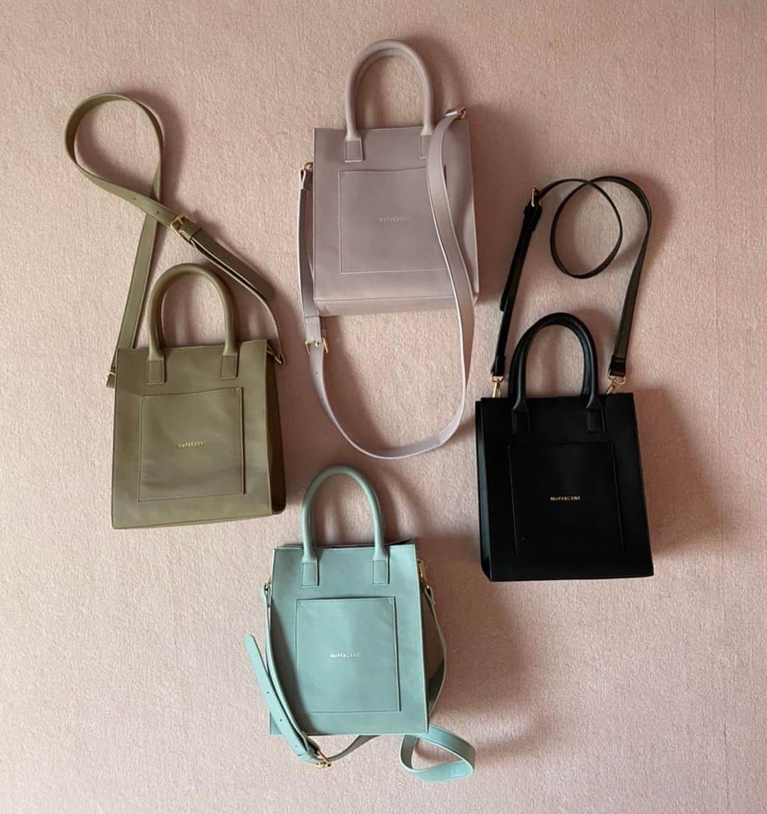 Me%さんのインスタグラム写真 - (Me%Instagram)「🧡NEW IN🧡 人気のスクエアハンドルショルダー！ 春色になってカムバック🌼  🏷スクエアハンドルショルダー¥2,970(tax in)  ✔︎使いやすいスクエアデザイン ✔︎500mlのペットボトルがすっぽり入るサイズ感 ✔︎高見えするのに、お手入れ便利なフェイクレザーが嬉しい🙆‍♀️  #mepercent #me_percent #ミィパーセント #バッグ #スクエアバッグ #ショルダーバッグ」1月17日 14時00分 - me_percent