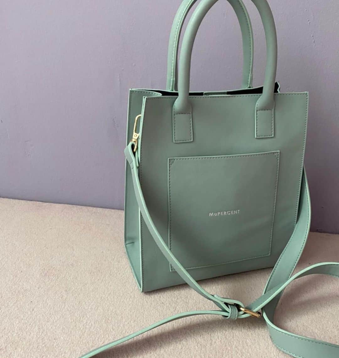 Me%さんのインスタグラム写真 - (Me%Instagram)「🧡NEW IN🧡 人気のスクエアハンドルショルダー！ 春色になってカムバック🌼  🏷スクエアハンドルショルダー¥2,970(tax in)  ✔︎使いやすいスクエアデザイン ✔︎500mlのペットボトルがすっぽり入るサイズ感 ✔︎高見えするのに、お手入れ便利なフェイクレザーが嬉しい🙆‍♀️  #mepercent #me_percent #ミィパーセント #バッグ #スクエアバッグ #ショルダーバッグ」1月17日 14時00分 - me_percent