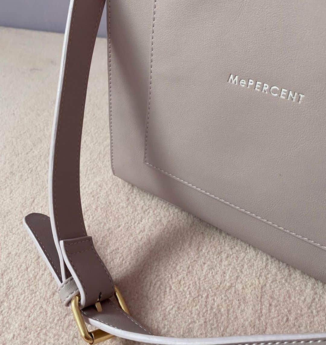 Me%さんのインスタグラム写真 - (Me%Instagram)「🧡NEW IN🧡 人気のスクエアハンドルショルダー！ 春色になってカムバック🌼  🏷スクエアハンドルショルダー¥2,970(tax in)  ✔︎使いやすいスクエアデザイン ✔︎500mlのペットボトルがすっぽり入るサイズ感 ✔︎高見えするのに、お手入れ便利なフェイクレザーが嬉しい🙆‍♀️  #mepercent #me_percent #ミィパーセント #バッグ #スクエアバッグ #ショルダーバッグ」1月17日 14時00分 - me_percent