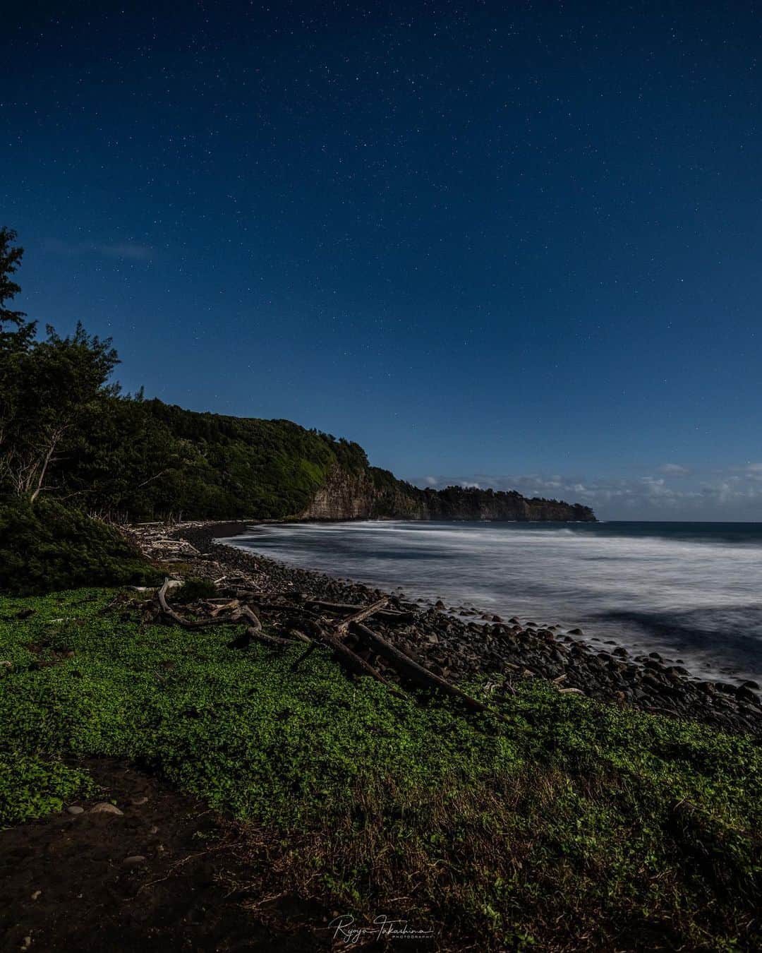 Ryoyaのインスタグラム：「Under the full moon 🌕  Camera #GFX100 Lens #GF23mm iso1600 // 23mm // f4.0 // ss8”  #hawaii #fujifilm #bigisland #valley #pololuvalley」