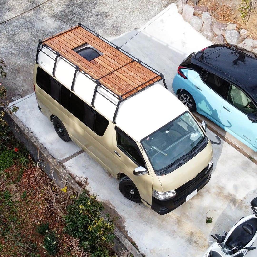 池内万作のインスタグラム：「やっと出来た〜！ これで車の上でお茶したり写真撮ったりできるように♪ デッキもキチンとはまったので一安心。 屋外用の結束バンドと荷物用のロープで頑丈に固定して、後は音の鳴りとか風切り音とかを徐々に改善していきたいと思います〜。 #イケウチ工務店」