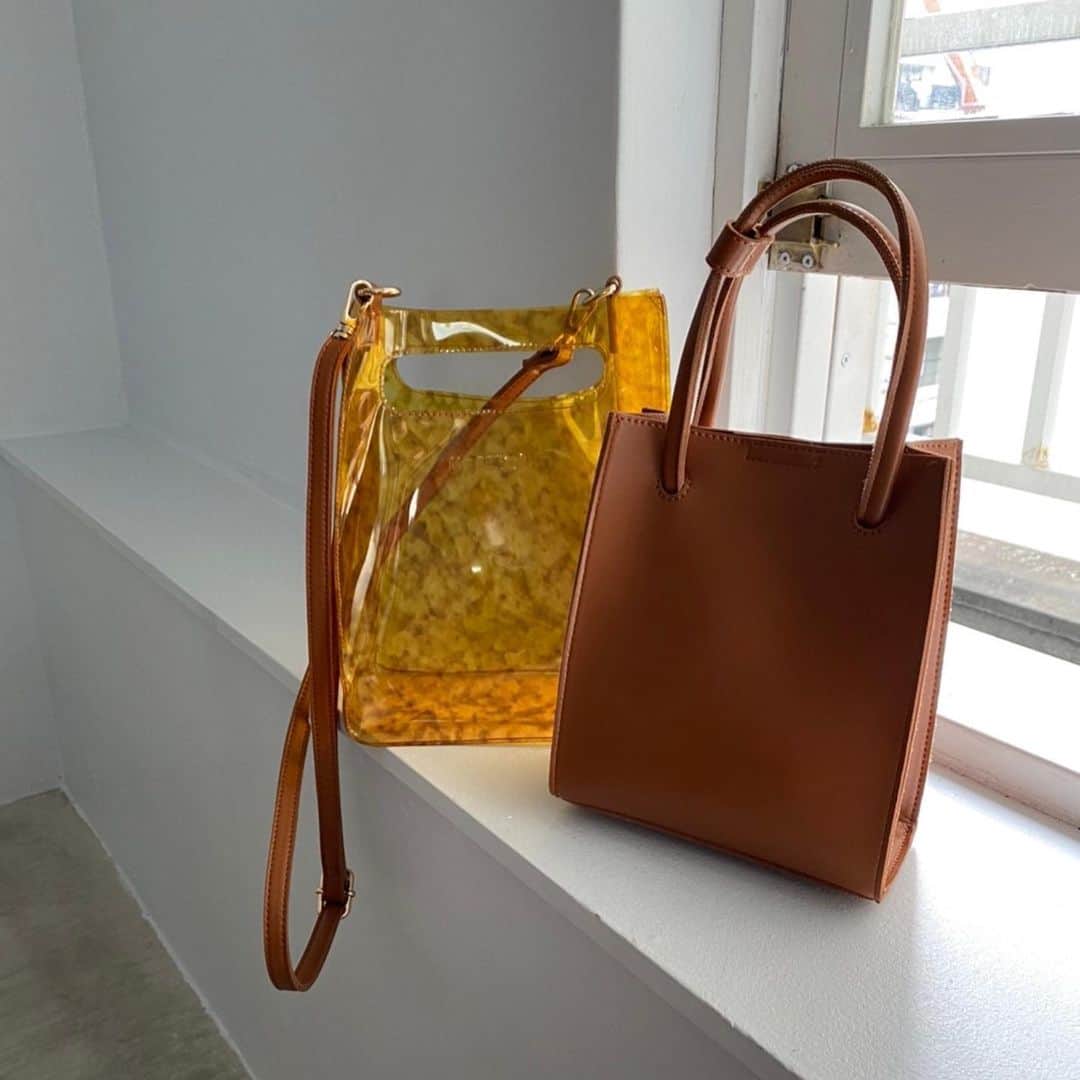 Me%さんのインスタグラム写真 - (Me%Instagram)「🧡NEW IN🧡 使い方イロイロ！ PVC素材とのコンビがおしゃれなマルチウェイバッグ👜  🏷PVCマルチウェイバッグ¥3,190(tax in)  1.PVCとフェイクレザーを重ねたままで 2.フェイクレザーバッグだけでも 3.PVCバッグだけでも 使えちゃう🙆‍♀️  ショルダーも取り外しができてハンドバッグとしても使えるから、便利💕  #mepercent #me_percent #ミィパーセント #バッグ #マルチ #pvc #フェイクレザー #ショルダーバッグ #ハンドバッグ」1月17日 14時15分 - me_percent