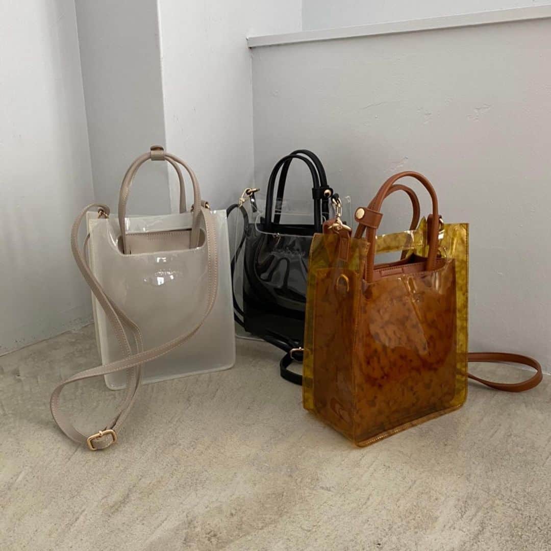 Me%さんのインスタグラム写真 - (Me%Instagram)「🧡NEW IN🧡 使い方イロイロ！ PVC素材とのコンビがおしゃれなマルチウェイバッグ👜  🏷PVCマルチウェイバッグ¥3,190(tax in)  1.PVCとフェイクレザーを重ねたままで 2.フェイクレザーバッグだけでも 3.PVCバッグだけでも 使えちゃう🙆‍♀️  ショルダーも取り外しができてハンドバッグとしても使えるから、便利💕  #mepercent #me_percent #ミィパーセント #バッグ #マルチ #pvc #フェイクレザー #ショルダーバッグ #ハンドバッグ」1月17日 14時15分 - me_percent