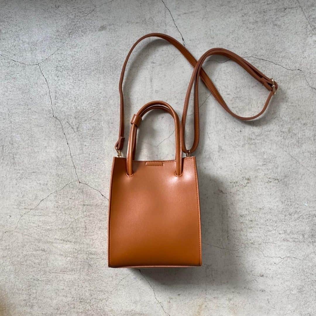 Me%さんのインスタグラム写真 - (Me%Instagram)「🧡NEW IN🧡 使い方イロイロ！ PVC素材とのコンビがおしゃれなマルチウェイバッグ👜  🏷PVCマルチウェイバッグ¥3,190(tax in)  1.PVCとフェイクレザーを重ねたままで 2.フェイクレザーバッグだけでも 3.PVCバッグだけでも 使えちゃう🙆‍♀️  ショルダーも取り外しができてハンドバッグとしても使えるから、便利💕  #mepercent #me_percent #ミィパーセント #バッグ #マルチ #pvc #フェイクレザー #ショルダーバッグ #ハンドバッグ」1月17日 14時15分 - me_percent