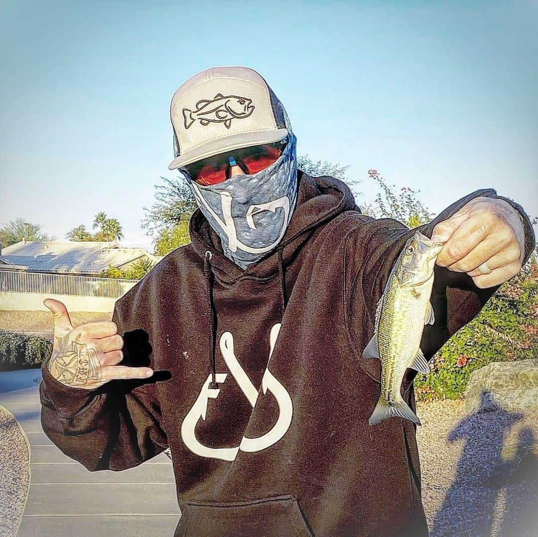 Filthy Anglers™のインスタグラム：「“I’ll take a dink right now” says @zek_fishyyy - You know what, I’d kill for a dink right now honestly! 🙄It’s been over 2 months since my last bite and I’m getting the fishing blues. So yes, I’ll take a dink (small fish) right now. @zek_fishyyy I have to say you wear the gear well! You my friend are Certified Filthy www.filthyanglers.com #fishing #bassfishing #filthyanglers #hunting #dink #dinkpics #outdoors #monsterbass #icefishing #kayak #boat #filthy #anglerapproved」