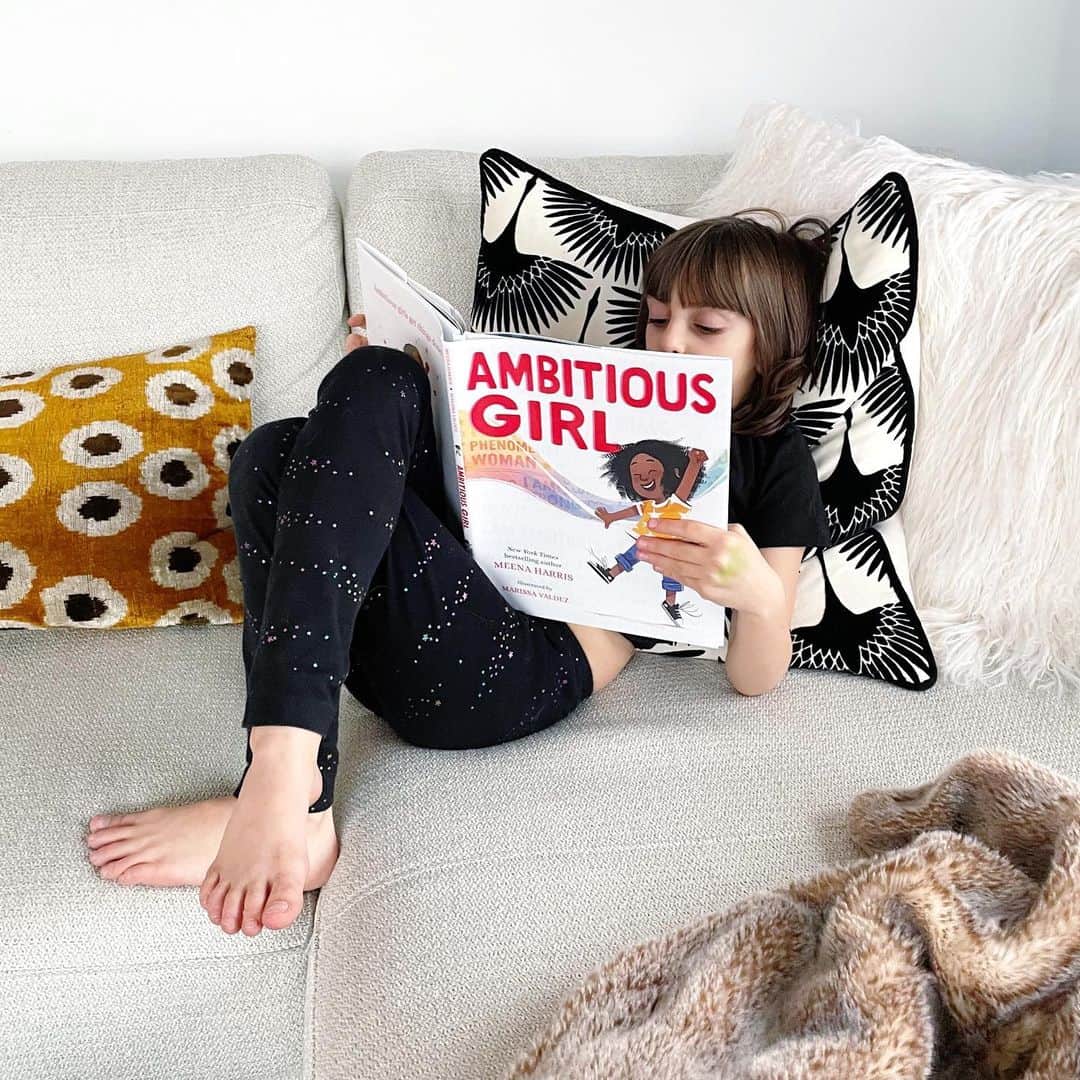 Ilana Wilesさんのインスタグラム写真 - (Ilana WilesInstagram)「We were so excited to get an early copy of “Ambitious Girl” by @meena Harris! As you probably remember, when Meena’s aunt (aka Vice President Elect Kamala Harris) ran for President, she was criticized for being “too ambitious.” Excuse my French but F that. My entire life, if you asked me for three words to describe myself, I would always use ambitious as one of them. I am proudly ambitious. Unapologetically ambitious. I didn’t realize this could be perceived negatively until way later in life. It actually made my dating life make sense 😂 And explained why my male boss called me a pit bull when I asked for my first raise. I got that raise though. There are very few women who succeed by accident. Even the ones who make it look effortless, I assure you, they are going after what they want in a big way and working their asses off. And obviously, women of color have an even tougher road to success, so they have to be even more persistent and assertive to get there, and deal with all the unfair criticism in return. I love that Meena Harris has written a children’s book to reclaim the word ambitious and teach young girls that having the confidence and courage to go after what you want is nothing but a POSITIVE POWERFUL thing. If someone ever calls you TOO ambitious, it probably means they feel jealous or threatened by your success. That’s THEIR problem! Wave your ambitious flag proudly!!! You can get a copy of Ambitious Girl at the link in my bio!」1月17日 14時16分 - mommyshorts