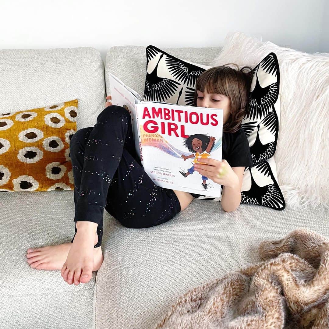 Ilana Wilesのインスタグラム：「We were so excited to get an early copy of “Ambitious Girl” by @meena Harris! As you probably remember, when Meena’s aunt (aka Vice President Elect Kamala Harris) ran for President, she was criticized for being “too ambitious.” Excuse my French but F that. My entire life, if you asked me for three words to describe myself, I would always use ambitious as one of them. I am proudly ambitious. Unapologetically ambitious. I didn’t realize this could be perceived negatively until way later in life. It actually made my dating life make sense 😂 And explained why my male boss called me a pit bull when I asked for my first raise. I got that raise though. There are very few women who succeed by accident. Even the ones who make it look effortless, I assure you, they are going after what they want in a big way and working their asses off. And obviously, women of color have an even tougher road to success, so they have to be even more persistent and assertive to get there, and deal with all the unfair criticism in return. I love that Meena Harris has written a children’s book to reclaim the word ambitious and teach young girls that having the confidence and courage to go after what you want is nothing but a POSITIVE POWERFUL thing. If someone ever calls you TOO ambitious, it probably means they feel jealous or threatened by your success. That’s THEIR problem! Wave your ambitious flag proudly!!! You can get a copy of Ambitious Girl at the link in my bio!」