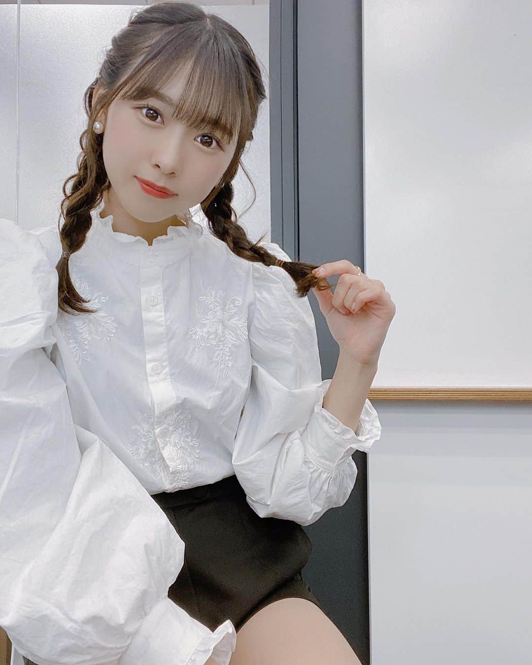 高橋美海のインスタグラム：「﻿ ﻿ ﻿ 明日1/18（月）〜24日（日）まで、﻿ #bis さんのレギュラーモデルをかけたShowroomバトルが開催されます！﻿ ﻿ タイムテーブルは、ストーリーでハイライトでまとめているのでご確認ください🎀﻿ ﻿ みんなで楽しみながら、一位を目指して頑張りたいです！！﻿ ﻿ もしよろしければ、星投げ、カウントなどご協力よろしくお願いいたします！﻿ ﻿ ﻿ ﻿ #bis  #fashion #make #雑誌バトル #ラストアイドル #高橋美海」