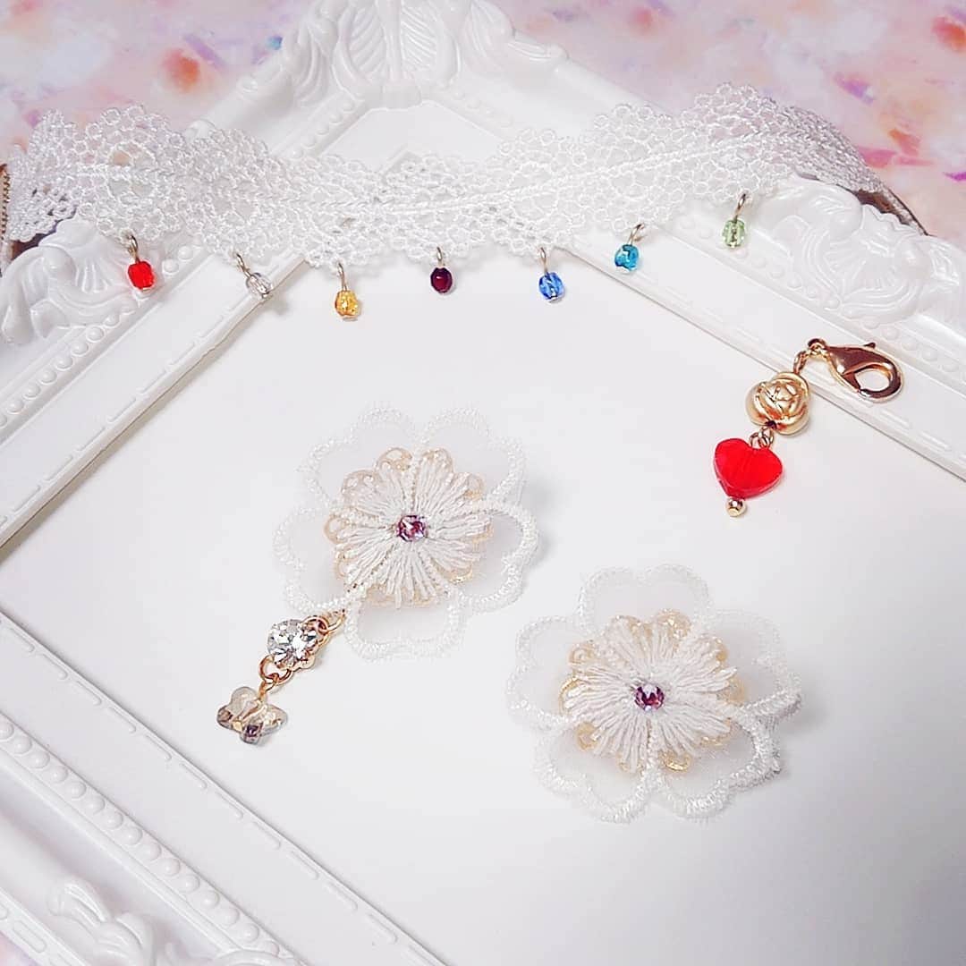 のインスタグラム：「イオンモール水戸内原店 スタッフ作品です❁⃘*.ﾟ  レースを使用したアクセサリーと、人気のマスクホルダーです❁✿✾   きらきらとしたスワロフスキーと軽やかなレースで、バレンタインや春に向けてのアクセサリーを作ってみませんか？💝 マスクホルダーはネックレスとしても使用可能です。一時的にマスクを外す時も、鞄の中で迷子にならずパッと付けられて便利です💡  ただ今スワロフスキー、スワロフスキーパール20%オフセール実施中です！💎お得なこの機会に是非お越しくださいませ♬︎♡  感染症対策しっかり整えて、スタッフ一同お待ちしております。  ※スタッフ作品の為、レシピはございません。 ※店舗によりお取り扱いが異なります。  #パーツクラブ#PARTSCLUB#マスク#マスクアクセサリー#handmade#accessory#SWAROVSKI」