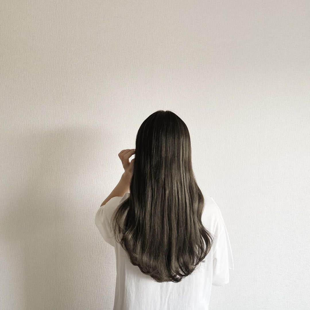 のインスタグラム：「最近のヘアケア事情☑︎﻿ ﻿ 友達に教えてもらったシャンプー。 @clayge_official ﻿ 自宅でも手軽に温冷ヘッドスパで地肌ケアができるみたい♡﻿ 甘すぎないハーバルムスクの香りが気に入ってるよ🕊﻿ ﻿ ブリーチもエクステもつけてるから傷みまくりだけど﻿ これ使ってから髪まとまってきた✌︎﻿ ﻿ ヘアオイルはKERASTASE、﻿ The public organicを使うことがおおいよ🍃﻿ ﻿ ﻿ #CLAYGE #温冷ヘッドスパ #地肌ケア #クレイシャンプー #ヘアケア #実感型スパ #おうち美容 #おうちスパ #LOFT #CLAYGE_ad　#thepublicorganic #kerastase #haircare #hairoil」