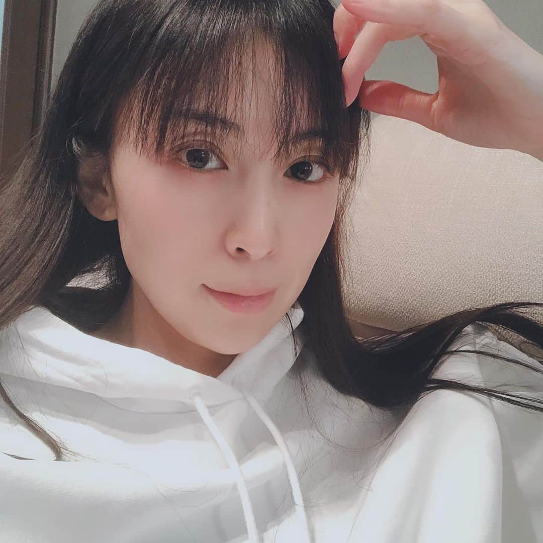 雛形あきこさんのインスタグラム写真 - (雛形あきこInstagram)「だいぶ髪伸びました。前も後ろも。 #お休みだと #自分の姿を #改めて #確認 #でもやる事多すぎて #そのまんま」1月17日 14時26分 - akiko_hinagata