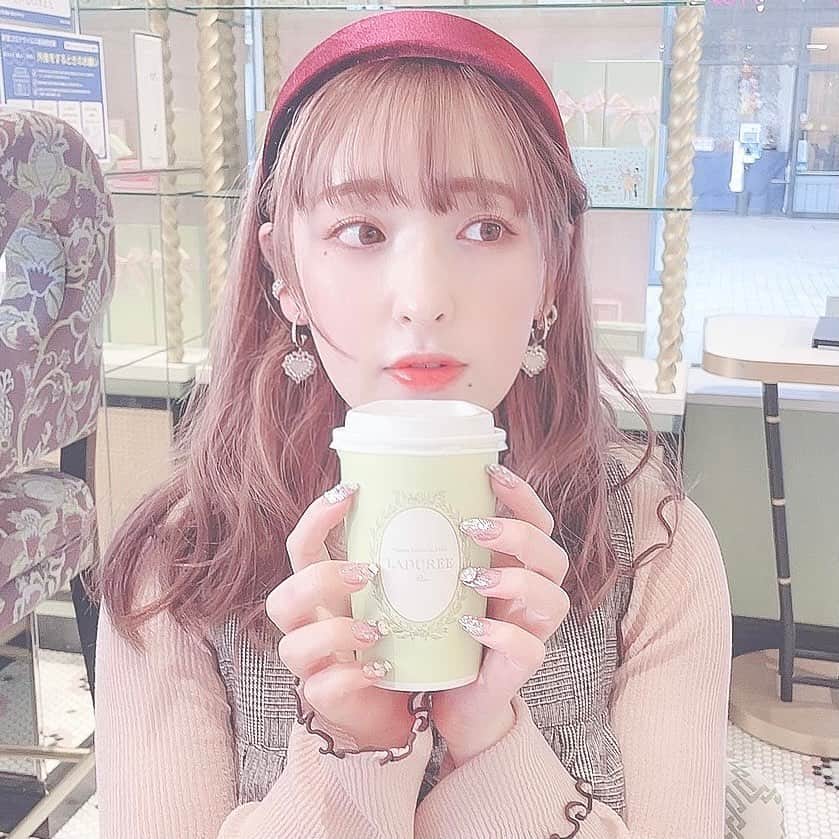 のインスタグラム：「今日も寒いね。﻿ 紅茶一緒に飲も〜😌♥﻿ ﻿ ﻿ ﻿ #ladulee #ラデュレ﻿ #tea #theearlgray #earlgray #紅茶 #アールグレイ﻿ #earrings #ピアス #カチューシャ #カチューシャアレンジ #nail #キラキラネイル﻿ #instagood #instafood #ootd」