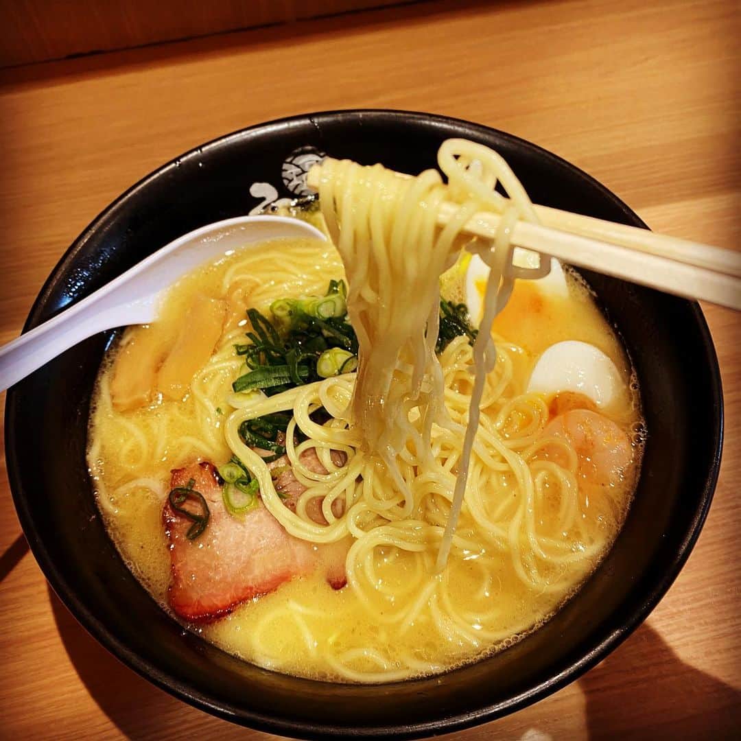 浅田信一のインスタグラム：「バイク後のラーメン。 手がかじかんでうまく麺がつかめない。」