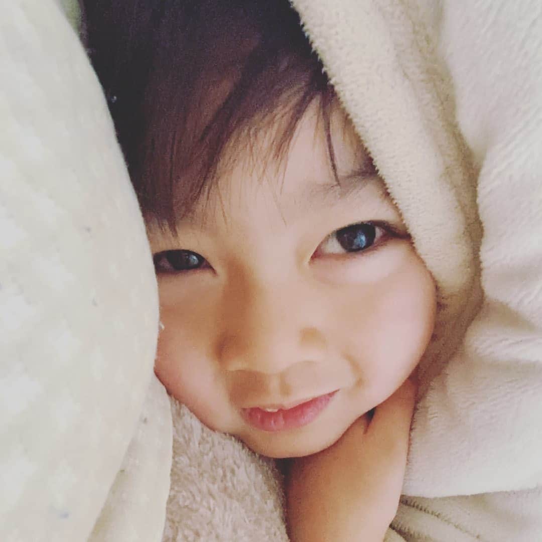ブラザー4チャンネルのインスタグラム：「今日はYouTubeで初めてのショート動画をupします✨ 17:30に投稿です( ´∀｀)見てね♪  #休日の朝  #ブラザー4  #brother4 #shorts  #寝起き  #まったり  #ゆっくり」
