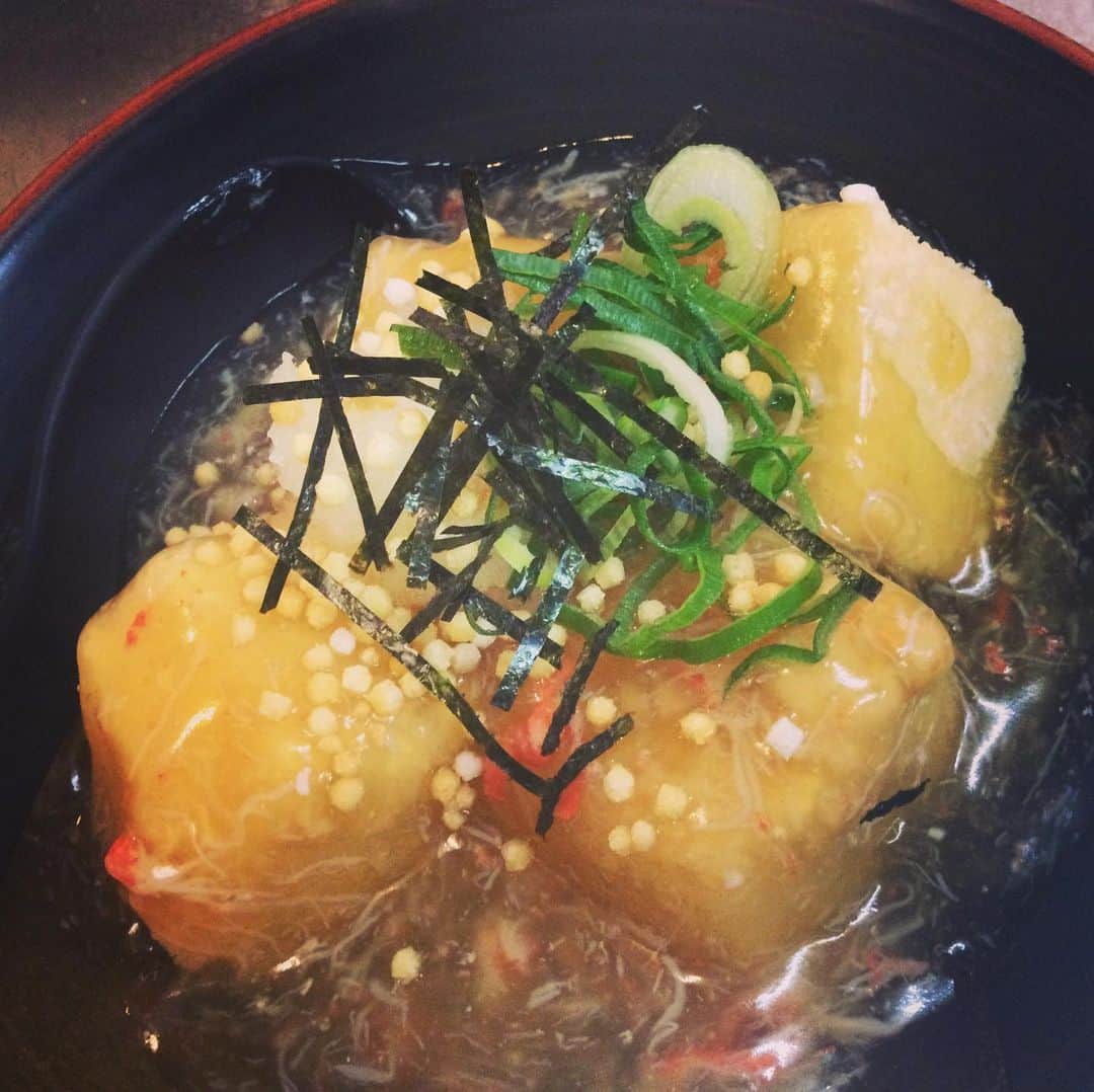 のインスタグラム：「こんにちは！ 昨日今日とランチタイムには多くのお客様にご来店いただき、賑わった営業になりました😀 その中でもコロナ対策もしっかり行い、間隔を空ける、マスク、アルコール消毒、換気、出来ることはしっかり行い快適な空間と元気よく営業してますので、皆様のご来店お待ちしております！ 本日は蟹味たっぷり揚げ出し豆腐のご紹介です😀 寒い日にはぴったりのオススメ料理になってます！！ ランチからもお作りできますので是美是非ご注文お願い致します😀 #吹田ランチ#吹田グルメ#知床漁場#吹田グリーンプレイス」