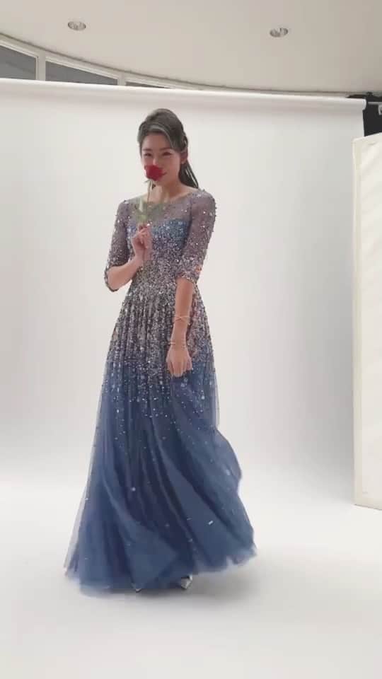 のインスタグラム：「CLASSY.2月号には、 初代バチェロレッテの福田萌子さんが登場🌹❤️  オフショットでは、音楽に合わせてノリノリで踊る おちゃめな姿を見せていただきました😍 キラキラ輝くブルーのドレスがお似合いです✨  萌子さんの魅力がたっぷり詰まったインタビューを ぜひご覧ください🎉  @moekofukuda   #classymagazine #classyonline #2月号 #batchelorette #バチェロレッテ #福田萌子」