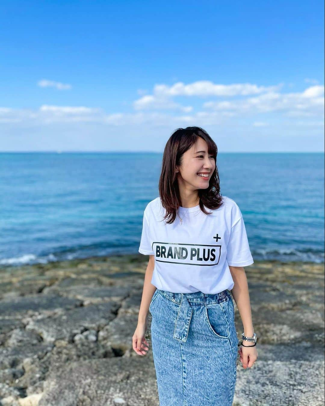 Yuri Sakuraiさんのインスタグラム写真 - (Yuri SakuraiInstagram)「: BRAND＋(ブランドプラス)Tシャツが出来ましたー！ : BRAND＋はMKを展開したり、 色々な方々と関わる中で、大事にしてきたこと♪ : それぞれの才能やブランドが、 更にプラスされるようなコラボや 関わりで、更なる活躍をしていけるように☆ というテーマでいつも活動しています！ : オーナー菊池さんはTシャツの 形、素材、丈感にすごく こだわりをもっていて、 これだ！！と思ったものは、何着も買うくらい！ : このTシャツはユニセックスのワンサイズで、 洗ってもシワにならずに、 そのまま着れる生地。 背面の右下に【＋】のデザインも可愛い！(写真5枚目) BRAND＋の文字にうっすらラメが入ってるよ！ :  菊池さん( @kiku_tokyo )は178cmで2枚目の丈感。 私は165cmで3位目の丈感。 さおりん( @saorian )は159cmで4枚目の丈感。 枚数限定でのみ作ったので、 希望の方はメッセージかDMください♪ : カラーはBLACKとWHITEです！ 4500yen。 : #Tシャツ#Tシャツコーデ#ユニセックス#デニムコーデ#カジュアルコーデ#枚数限定#コンバース#コンバースコーデ#Tshirt#denim#BRANDplus#mkcafe#CONVERSE#sneakers#iPhone12pro#iPhone撮影」1月17日 14時50分 - yuri_sakuraiii