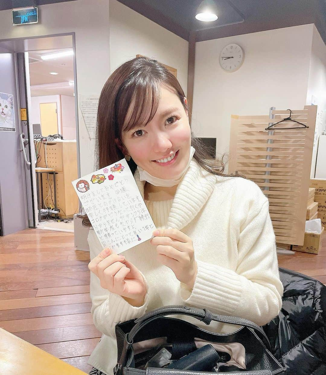 汾陽麻衣さんのインスタグラム写真 - (汾陽麻衣Instagram)「今朝もお聴き頂きありがとうございました😊 メッセージテーマは『おむすびエピソード』。 26年前の阪神淡路大震災の際ボランティアの炊き出しでおにぎりが振舞われた事から、その善意を忘れない為に制定されました🍙 まだ小学生だった頃、なぎ倒された高速道路の映像を見て大変な衝撃を受けたのを鮮明に覚えています。 震災がきっかけでアナウンサーを志した同期もいます。 月日を経ても震災を忘れず、日々防災意識を持ちましょうね。  番組にはリスナーの方から年賀状が届いていました😊 ありがとうございました💌  ゲストの中江有里さんについてまた投稿させて下さい😊」1月17日 14時45分 - mai_kawaminami