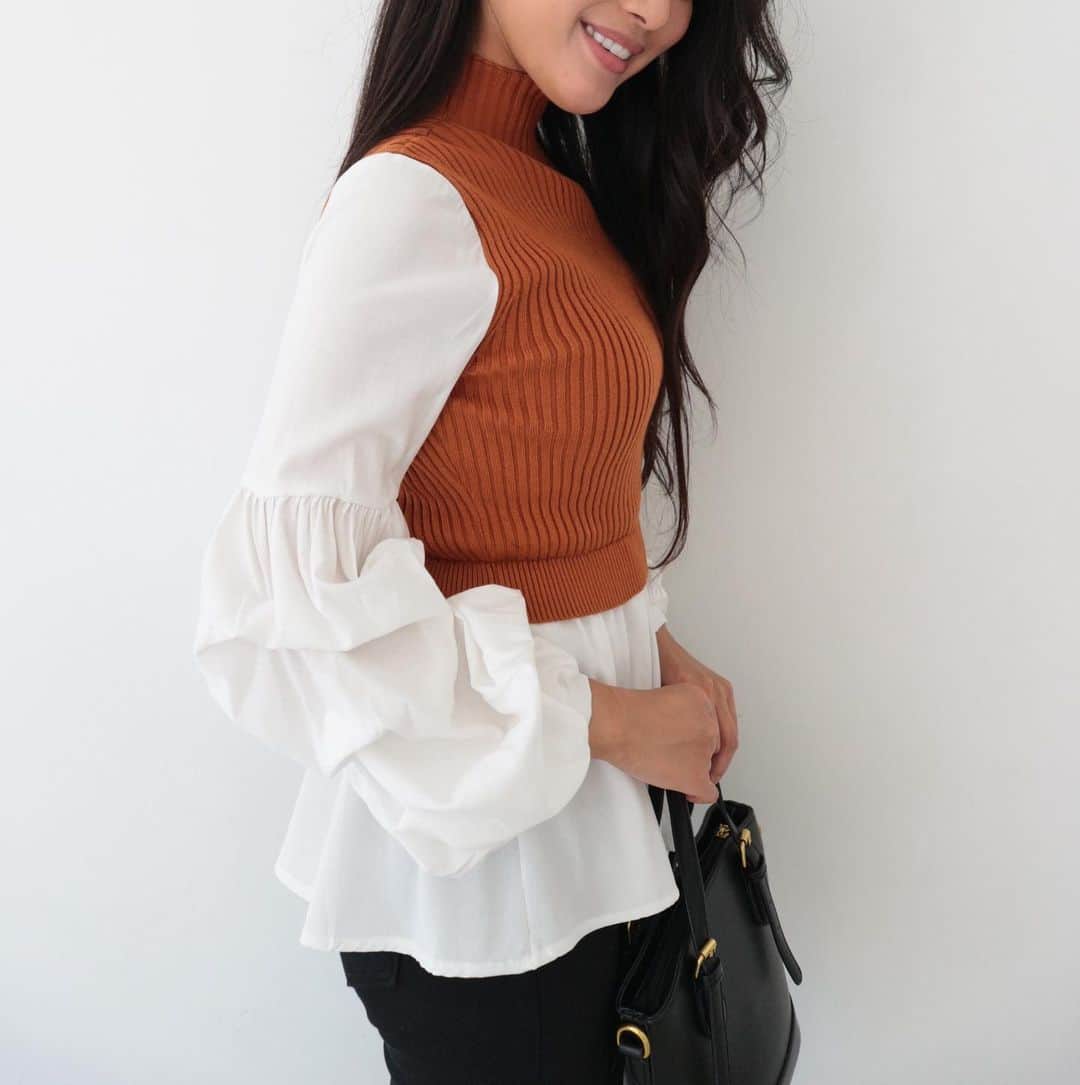 デュラスアンビエントのインスタグラム：「JANUARY NEW ARRIVAL ▫️ 𝗞𝗻𝗶𝘁 𝗹𝗮𝘆𝗲𝗿𝗲𝗱 𝗯𝗹𝗼𝘂𝘀𝗲 〈Brown,Black〉  ニットにはもちっとした厚みのあるハイゲージ糸を使用して伸縮性たっぷりに、ブラウスには柔らかなコットン素材を使用しました。 フェミニンとモードをバランス良く表現したドッキングブラウスです。 _____________________________________ www.ambient-online.com @ambientofficial @ambient_ariake @ambient_yurakucho @ambient.opa #アンビエント#ambient_official  #coordinate #styling #21SS #chic」