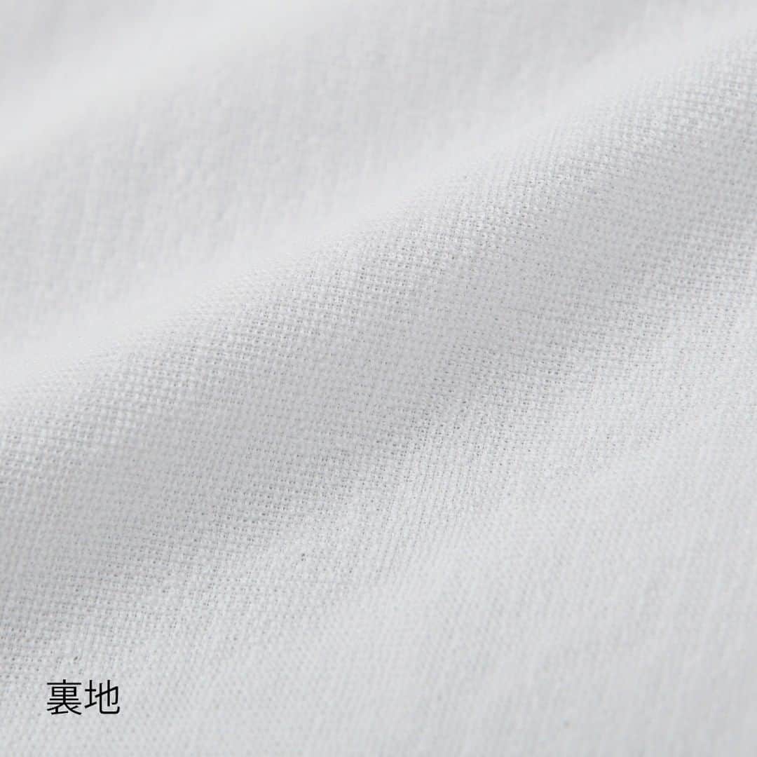 Factelier(ファクトリエ)さんのインスタグラム写真 - (Factelier(ファクトリエ)Instagram)「【「今治タオル」100%で作り上げる!?オールシーズン楽しめるシャツ】  日本を代表する銘品「今治タオル」。 このシャツはその「今治タオル」を100%使用し 「吸水性」と「保温性」、そして「肌触り」に 優れたシャツです。  ”タオル地だから春夏向けでしょ？” いえいえ、タオル地だからこそ秋冬も 楽しめるシャツなんですよ。  その秘密は内側の「パイル地」。 夏は汗を吸収し発散させ、体温を下げて 涼しい着心地に。 冬は肌とシャツの間に「空気層」を作って くれるので、体温を保温するという働きを してくれるんです。  メンズはホワイト、ネイビー、ブラック ネイビーストライプの4種類のご用意がございます。 (レディスの今治タオルシャツもございますよ♪) 軽やかでやわらかい抜群の着心地を是非 体感してみてくださいませ。 . . ー語れるもので日々を豊かにー ファクトリエはメイドインジャパンの工場直結ファッションブランドです。 職人の情熱と最高の技術がつまった、人に語りたくなるものを長く大切に使ってもらいたい、そんな想いと共に語れる本物をお届けします。  ⇓アカウントはこちら⇓ @factelier . . #ファクトリエ #factelier #メイドインジャパン #日本製 #ベーシック #ベーシックコーデ #シンプルファッション #シンプルコーディネート #大人コーディネート #大人ファッション #大人スタイル #大人カジュアルスタイル #きれいめファッション #きれいめカジュアル #きれいめスタイル #シャツコーデ #シャツ好き #コットンシャツ #白シャツ #白シャツコーデ #シャツスタイル #タオルシャツ #シャツコーデ #着心地抜群 #今治タオル #今治タオルシャツ #肌触り最高 #良いものを長く #クラフトマンシップ #語れるもので日々を豊かに 閉じる」1月17日 15時01分 - factelier